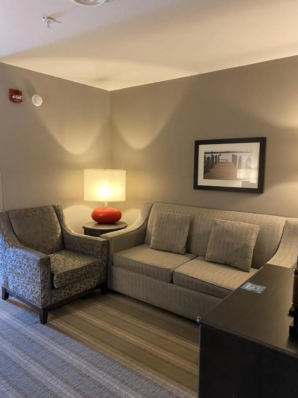 Living room in Country Inn & Suites by Radisson, Bemidji, MN