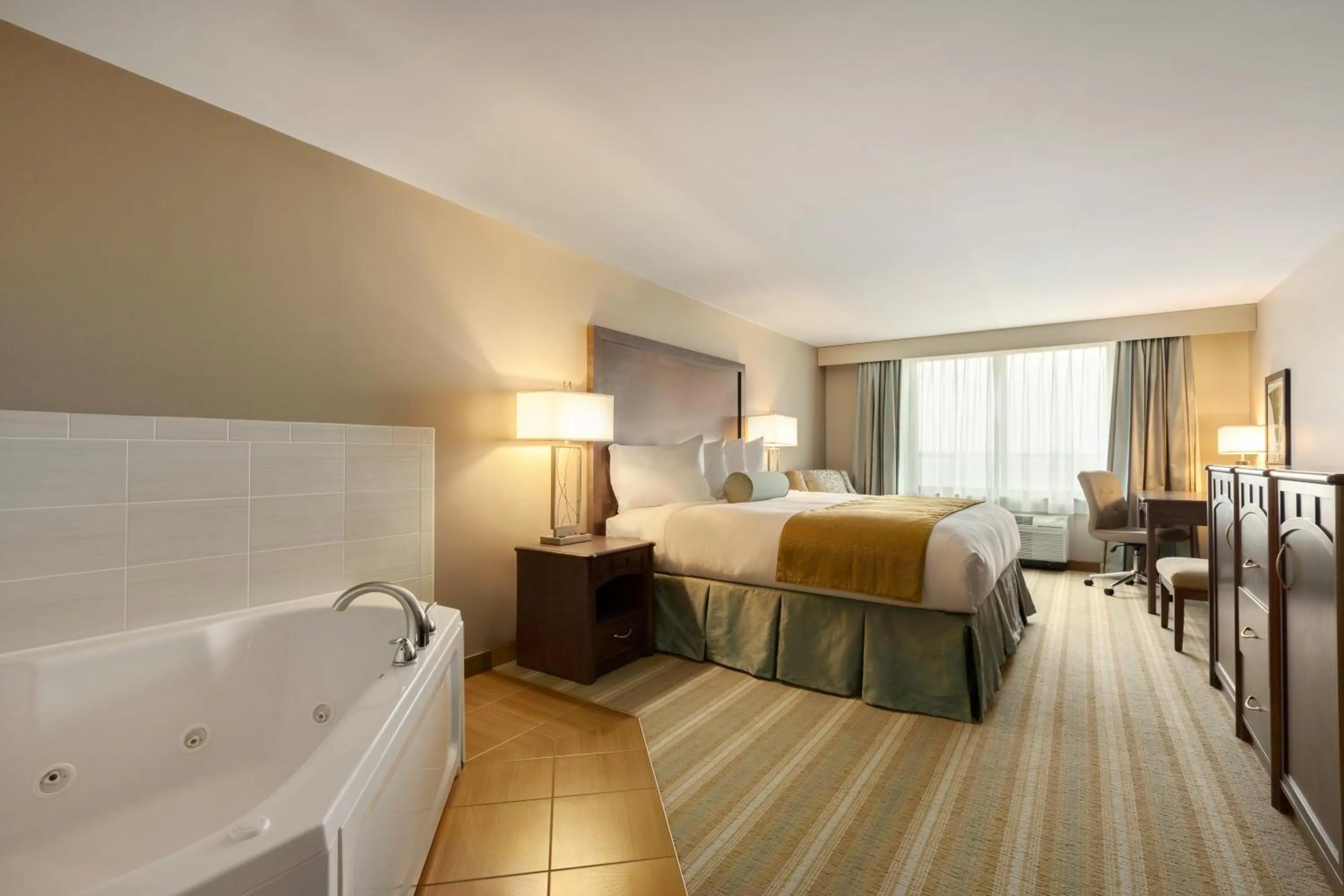 Photo of the whole room, Bed in Country Inn & Suites by Radisson, Bemidji, MN