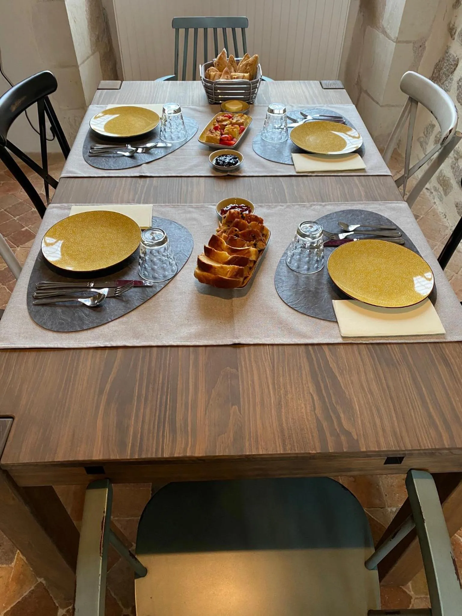 Continental breakfast in Château de la Garnison