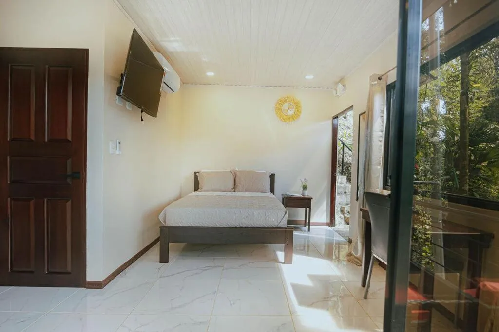 Bedroom, Bed in Mountain Top Park Hotel