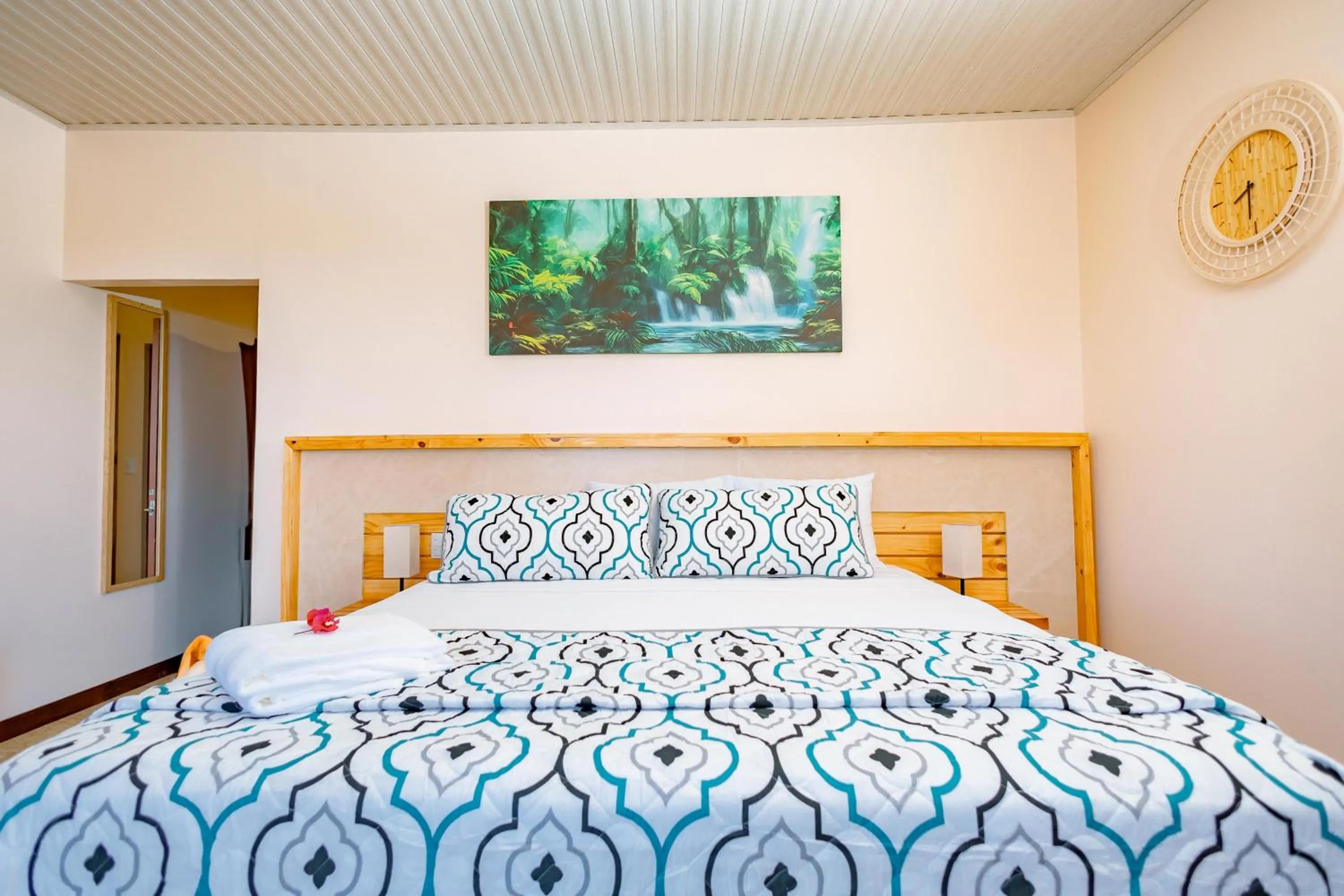 TV and multimedia, Bed in Mountain Top Park Hotel