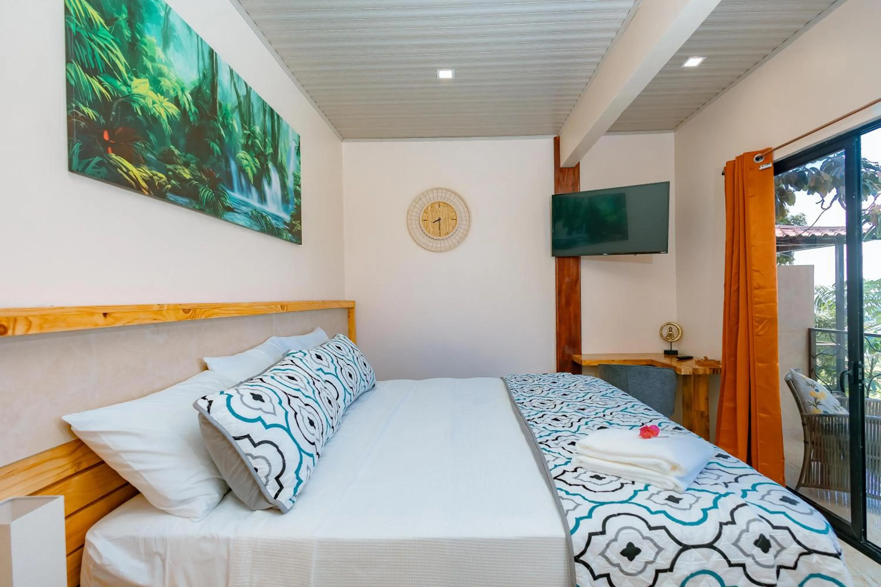 TV and multimedia, Bed in Mountain Top Park Hotel