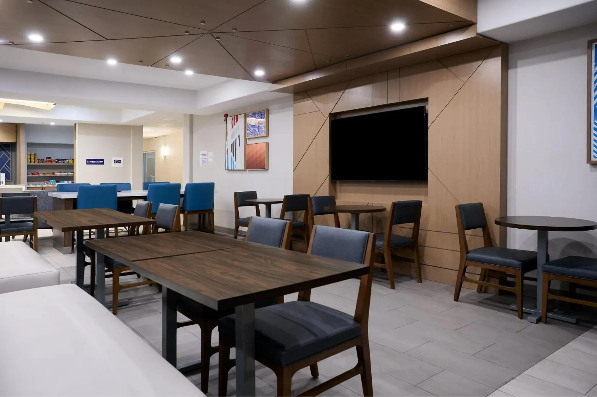 Breakfast in Holiday Inn Express Hotel & Suites Swift Current by IHG Breakfast in Holiday Inn Express Hotel & Suites Swift Current by IHG