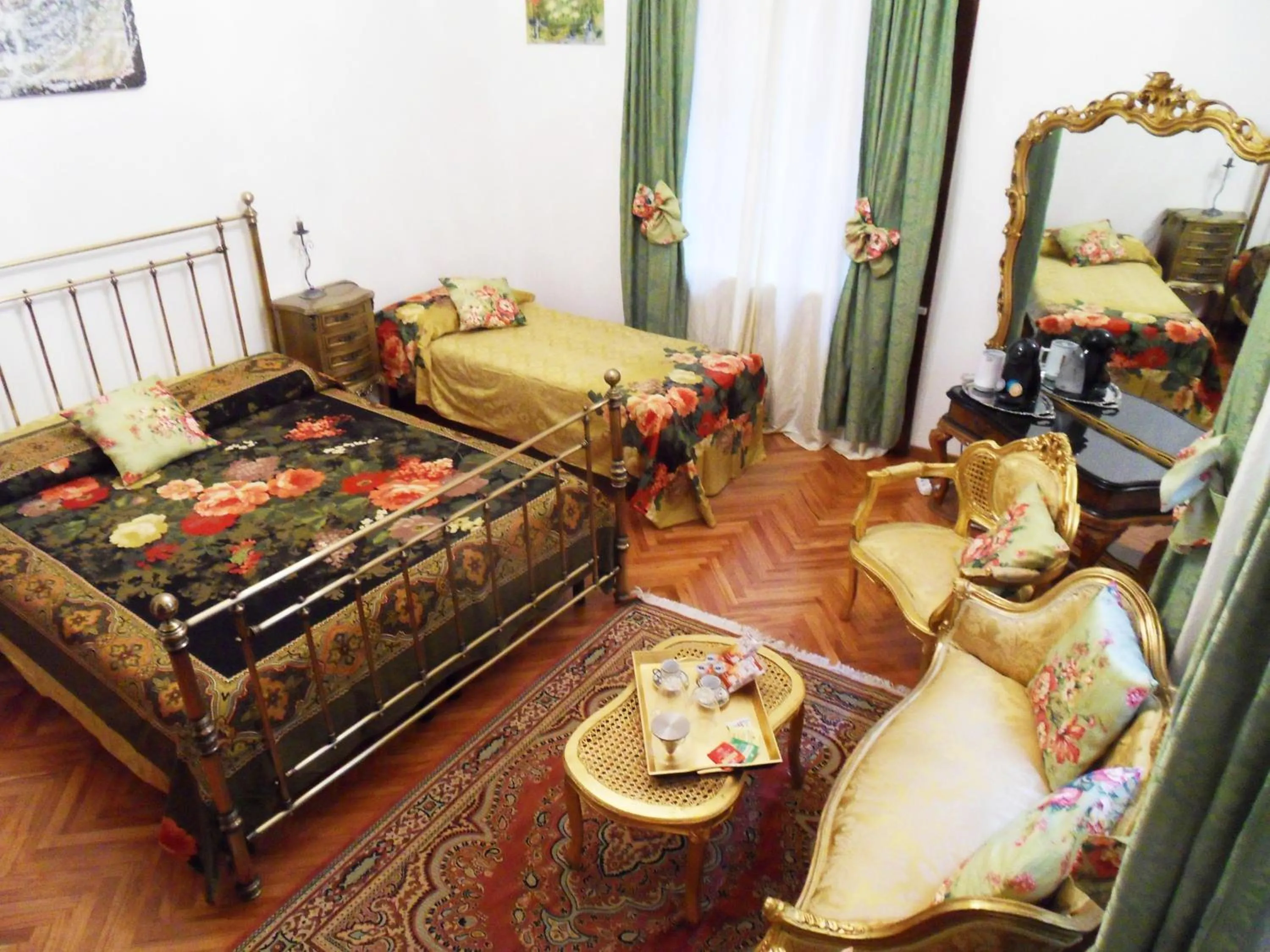 Photo of the whole room, Bed in Art&Coffee