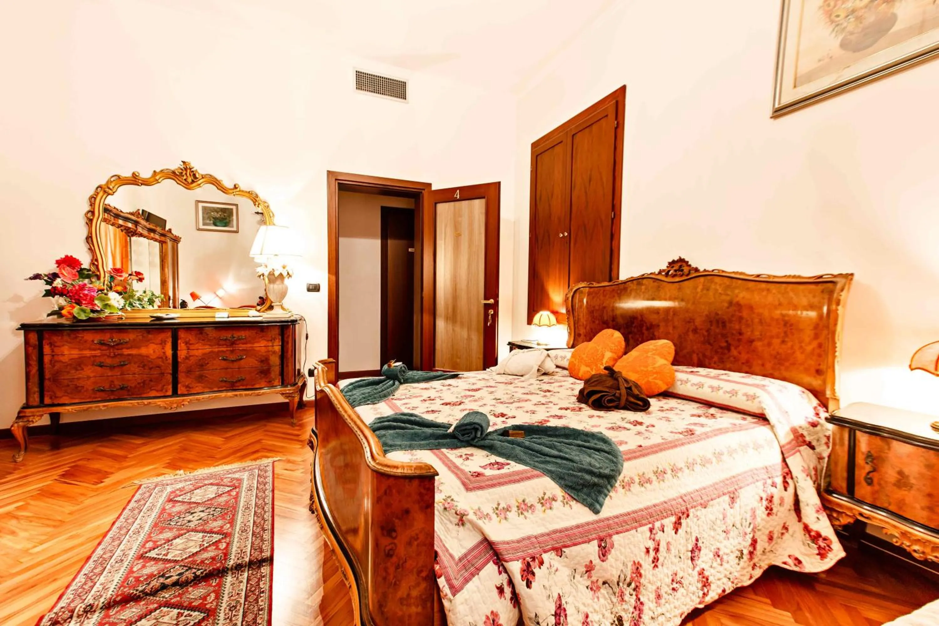 Photo of the whole room, Bed in Art&Coffee