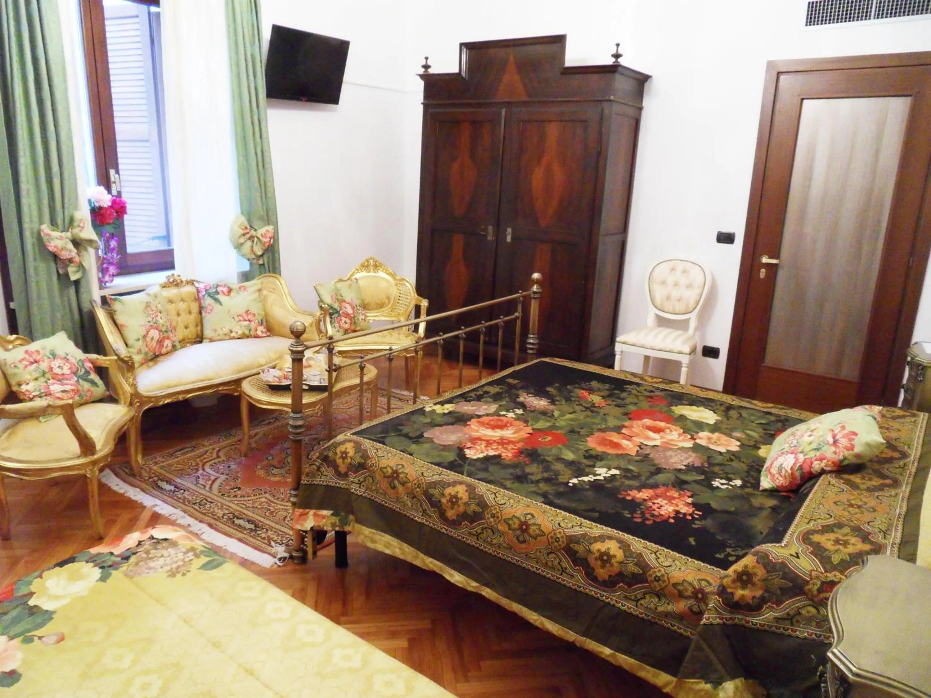 Photo of the whole room, Bed in Art&Coffee