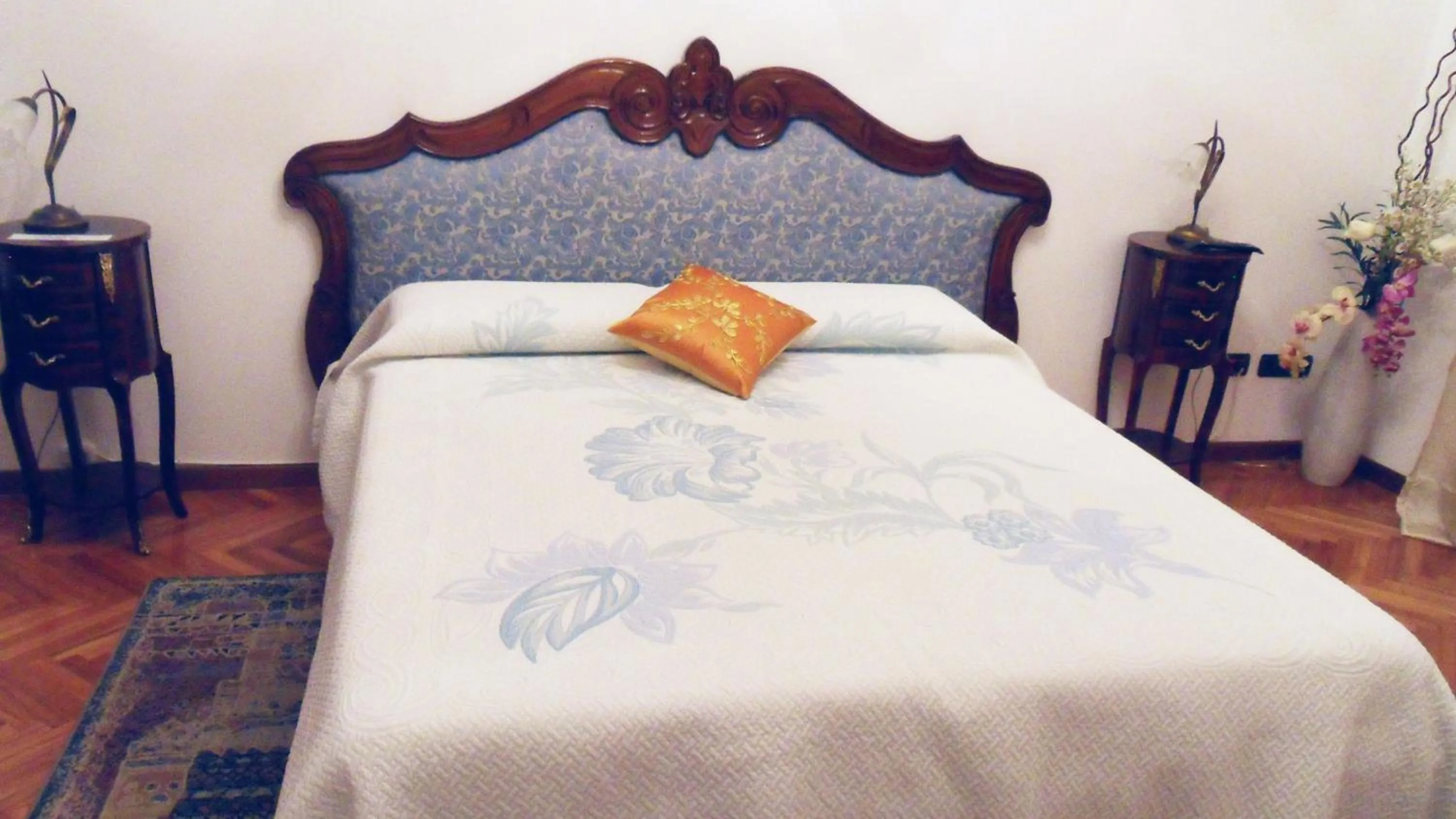 Photo of the whole room, Bed in Art&Coffee