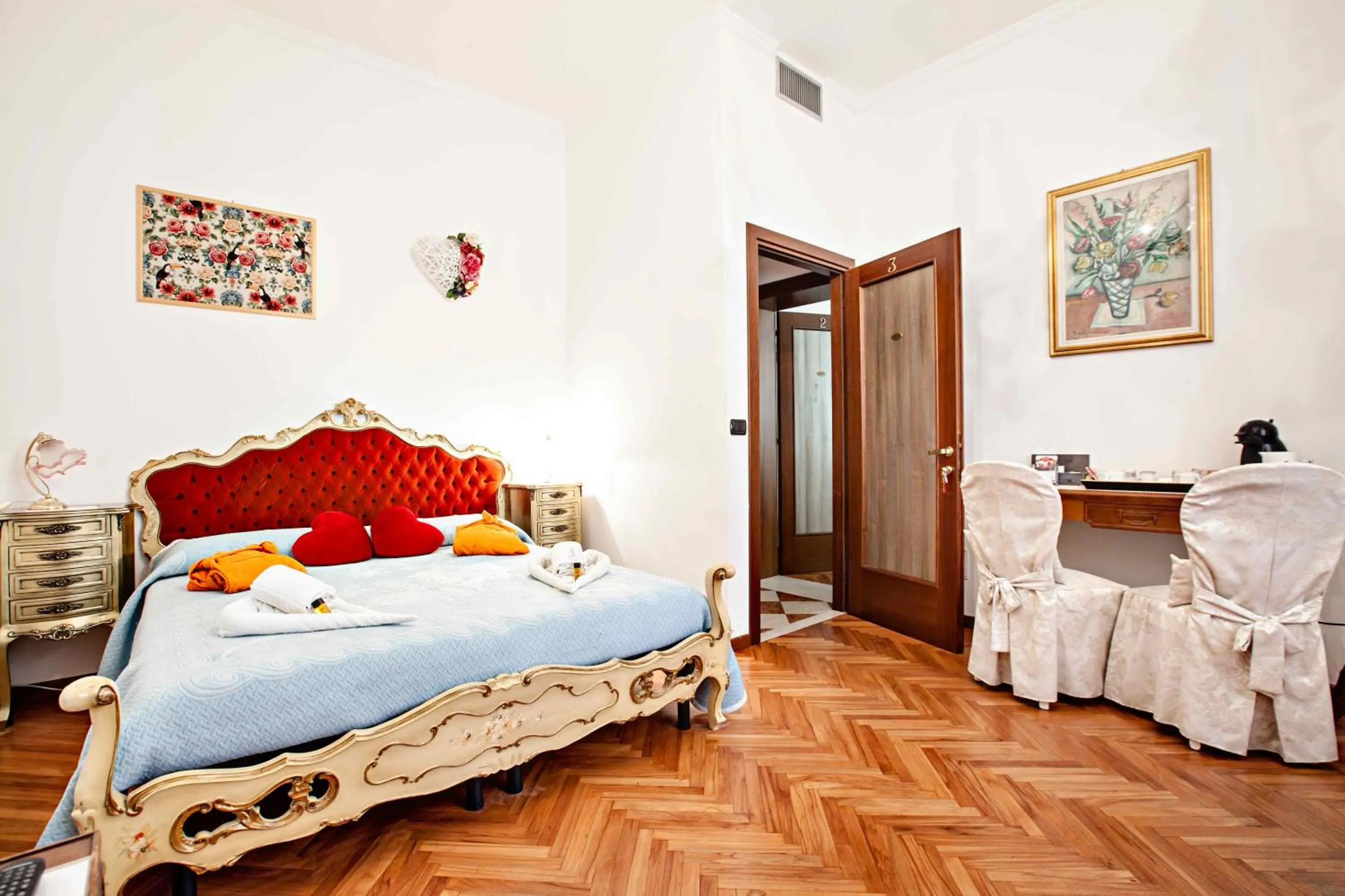 Photo of the whole room, Bed in Art&Coffee