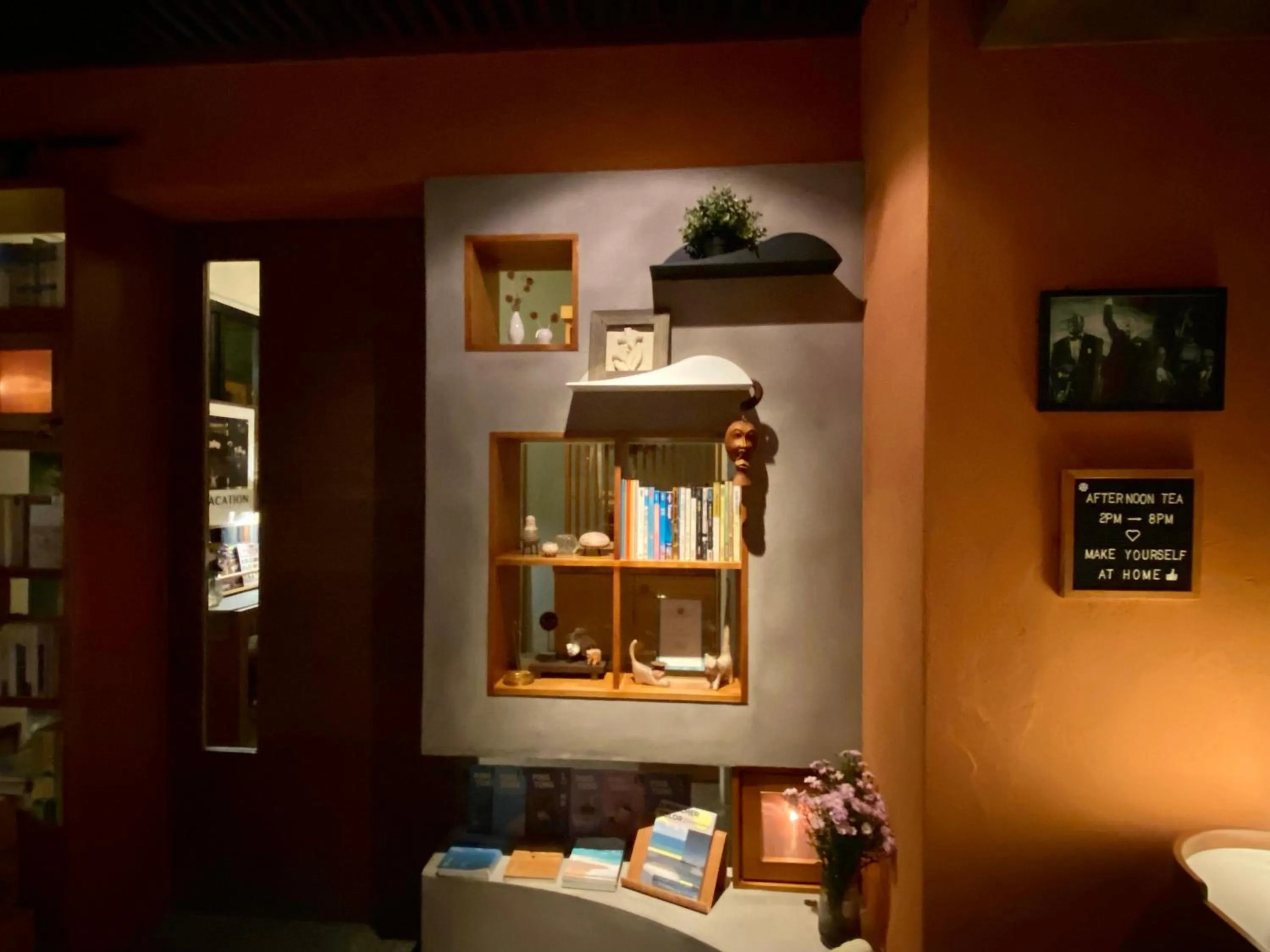 Library in The Deer Head Inn