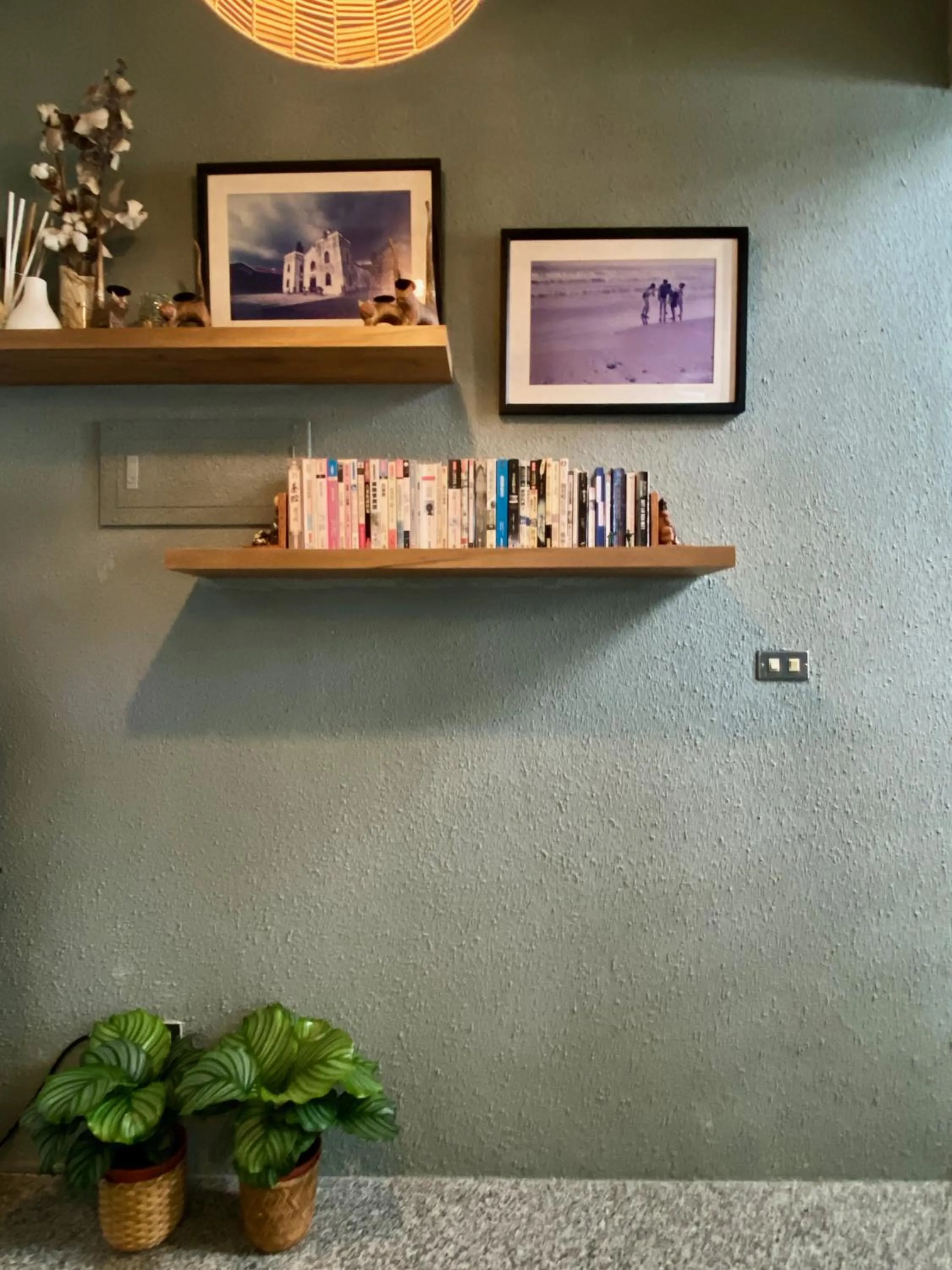 Decorative detail in The Deer Head Inn