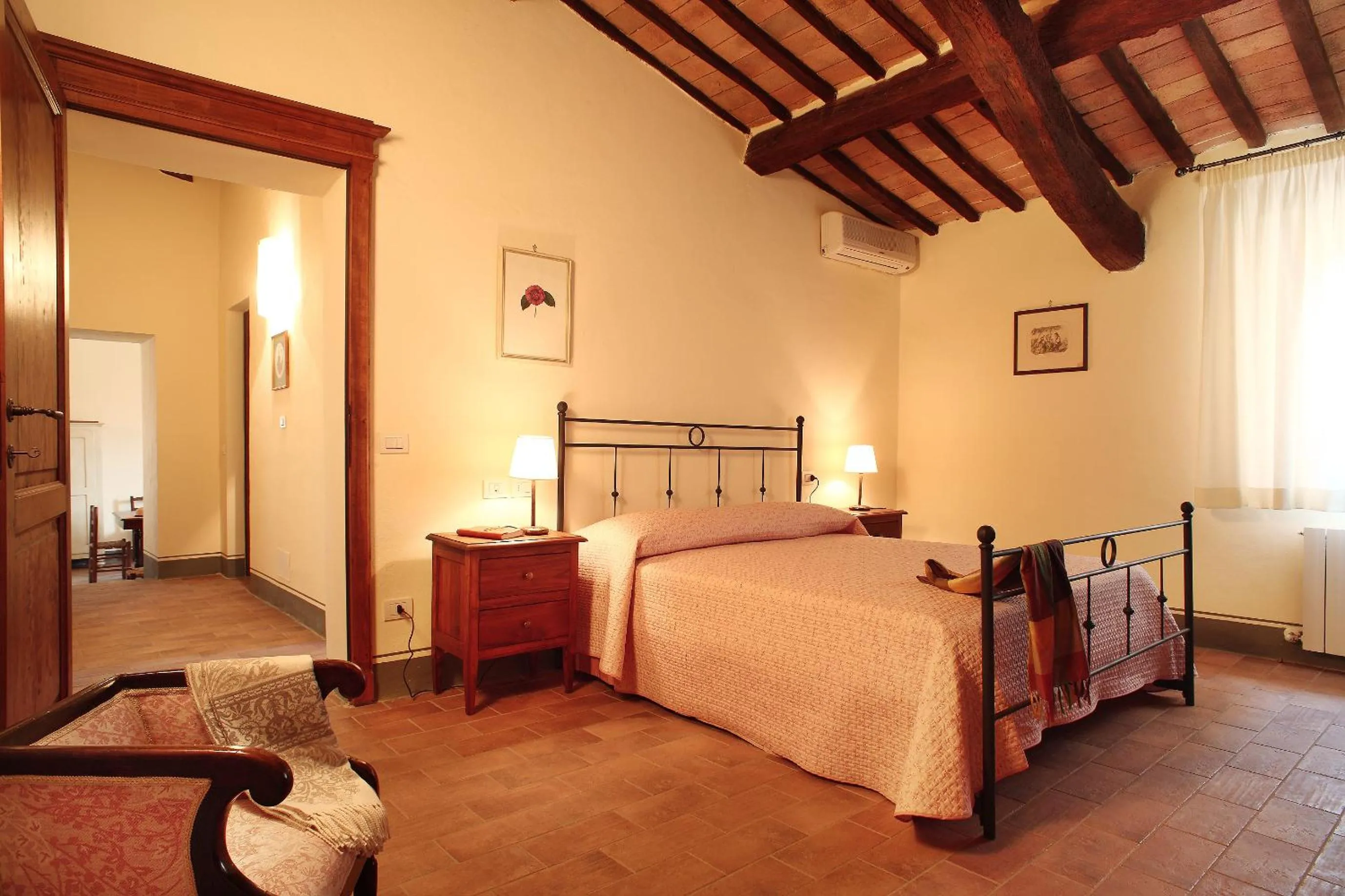 Large Two-Bedroom Apartment (4 Adults) in Agriturismo Il Poggione
