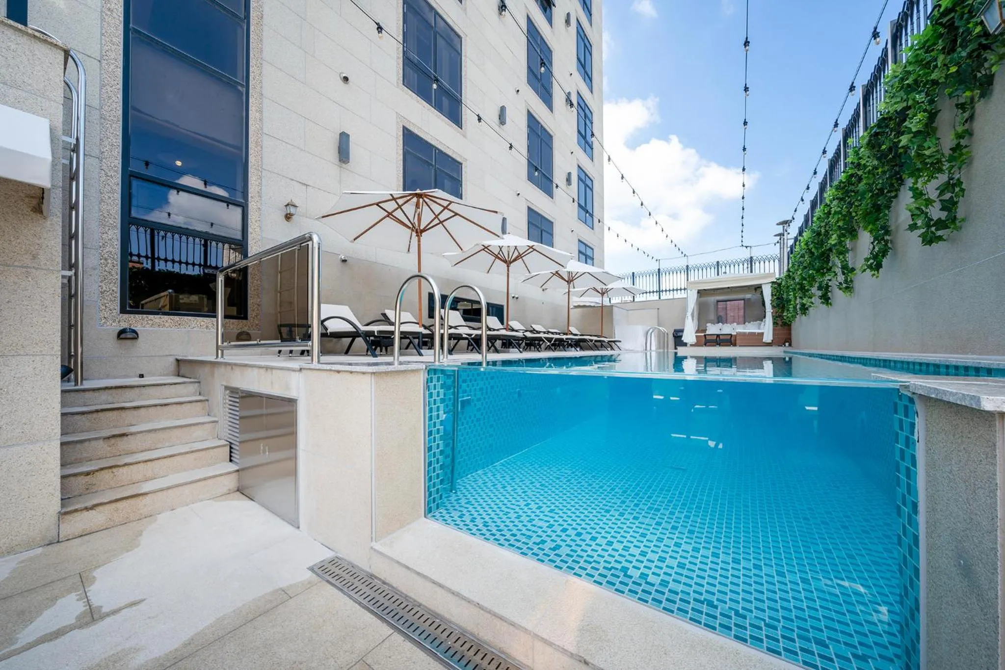 Swimming pool in Daegu Starbnb DSR Residence Hotel lily