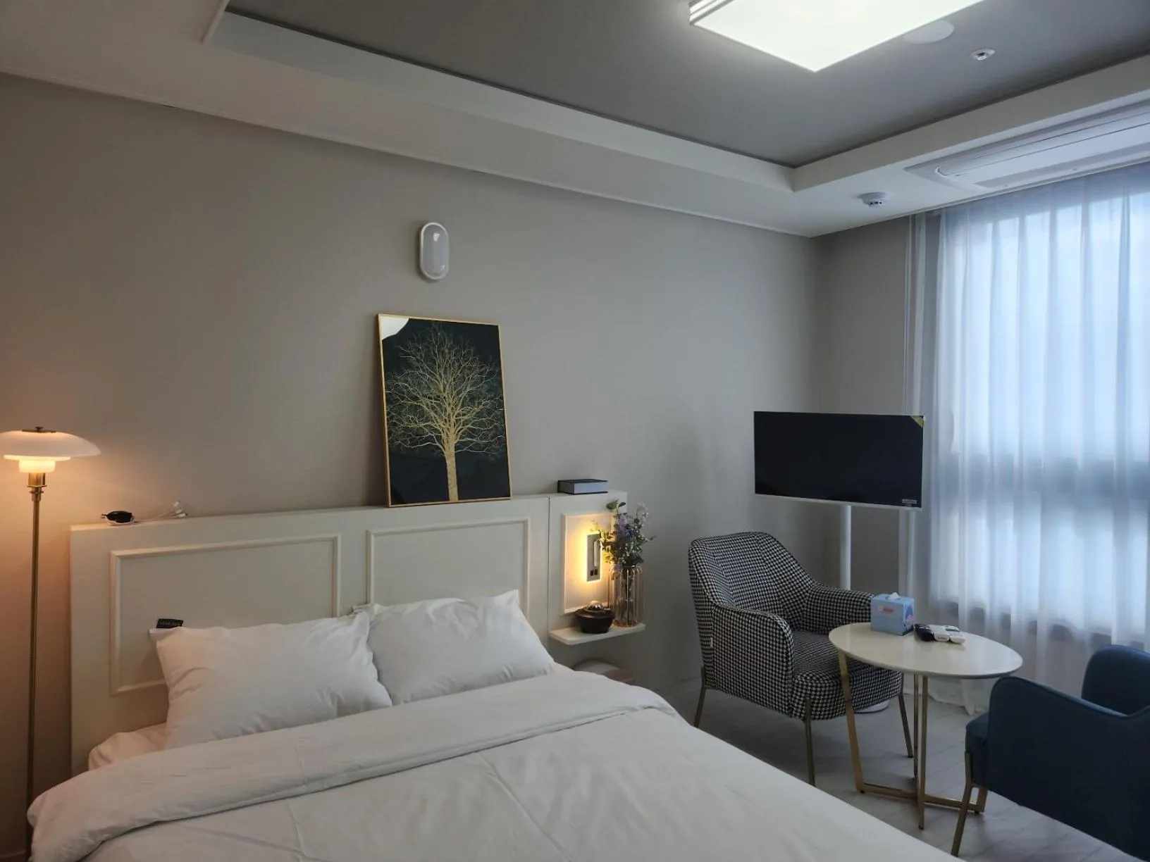 Photo of the whole room, Bed in Daegu Starbnb DSR Residence Hotel lily