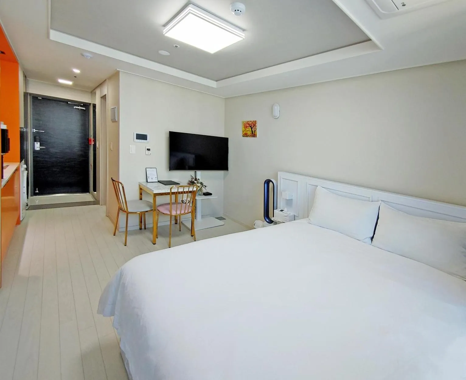 Property building, Bed in Daegu Starbnb DSR Residence Hotel lily