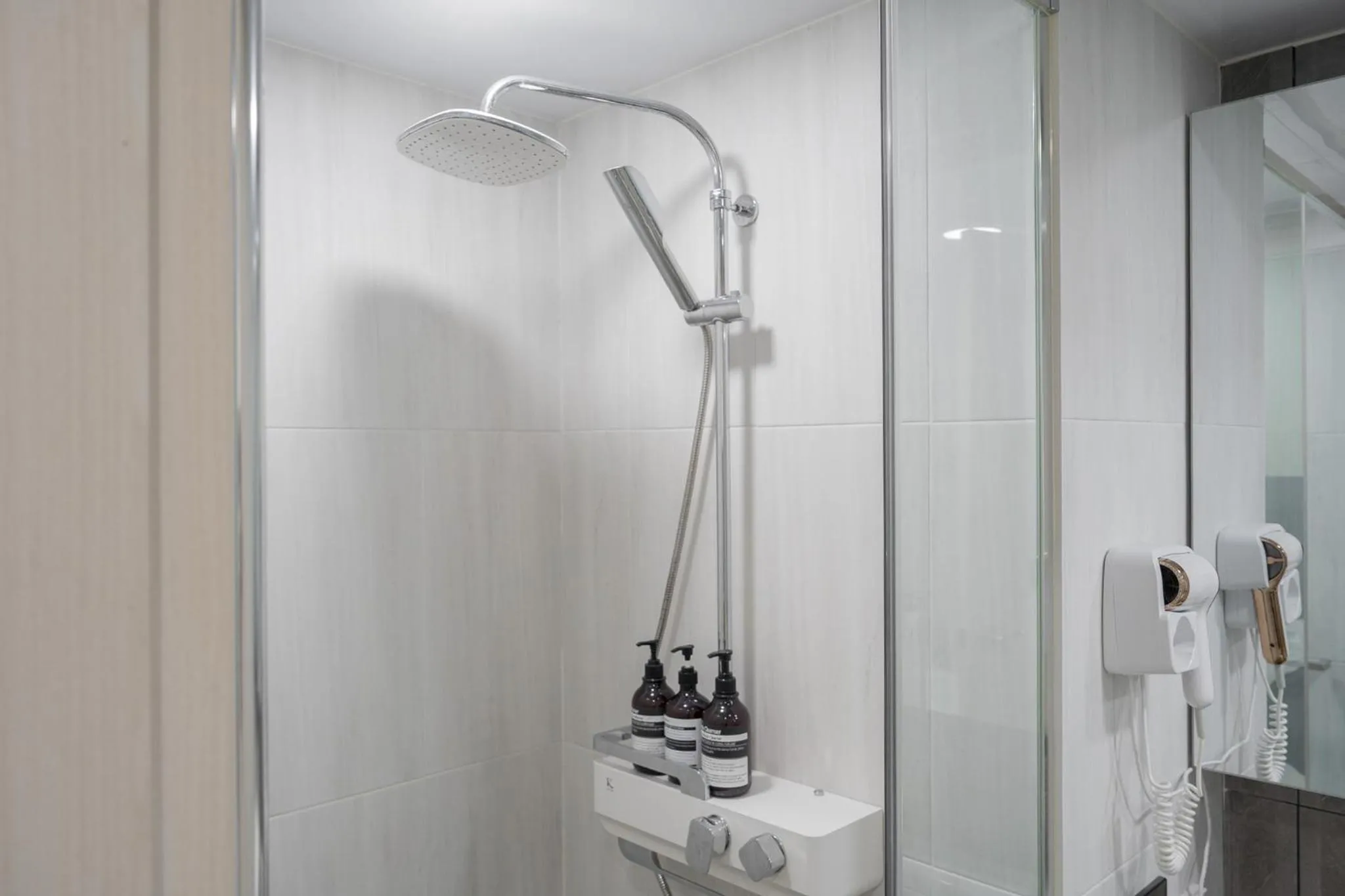 Shower in Daegu Starbnb DSR Residence Hotel lily