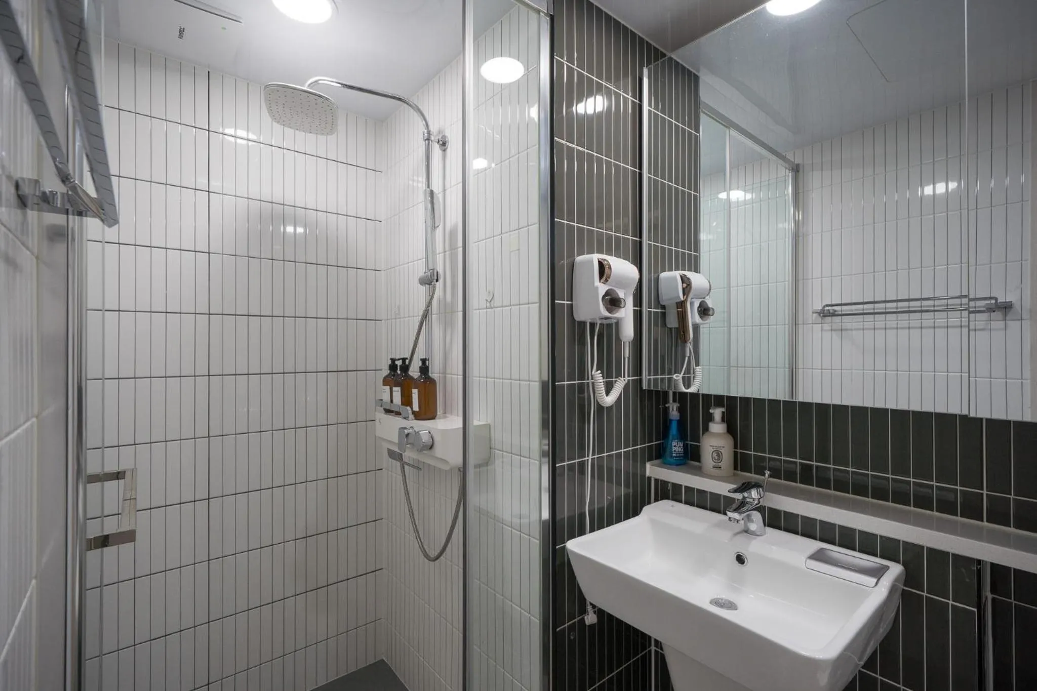 Shower in Daegu Starbnb DSR Residence Hotel lily