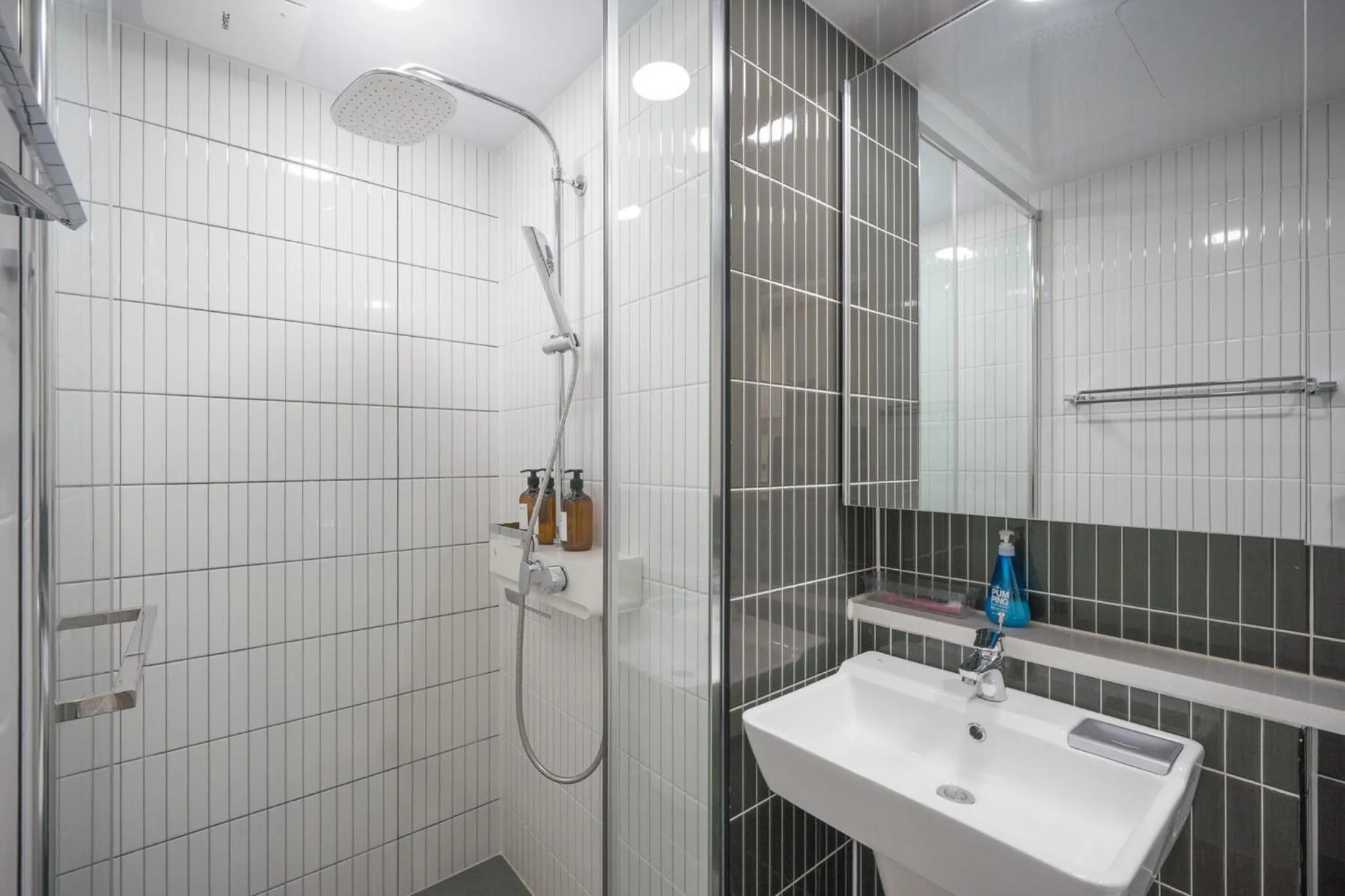 Shower in Daegu Starbnb DSR Residence Hotel lily