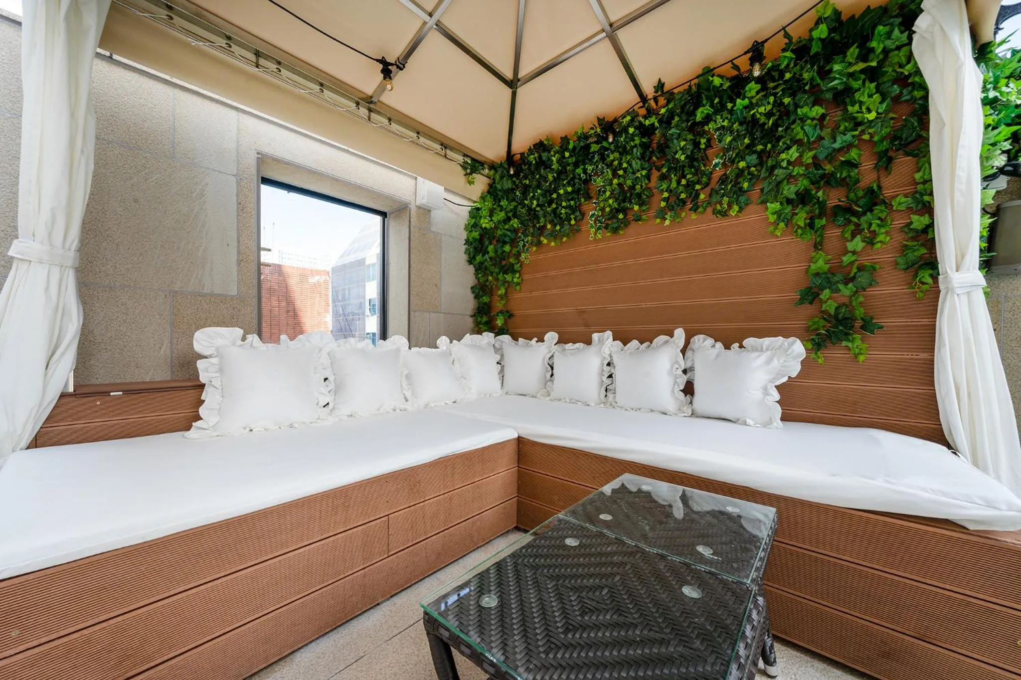 Swimming pool, Bed in Daegu Starbnb DSR Residence Hotel lily