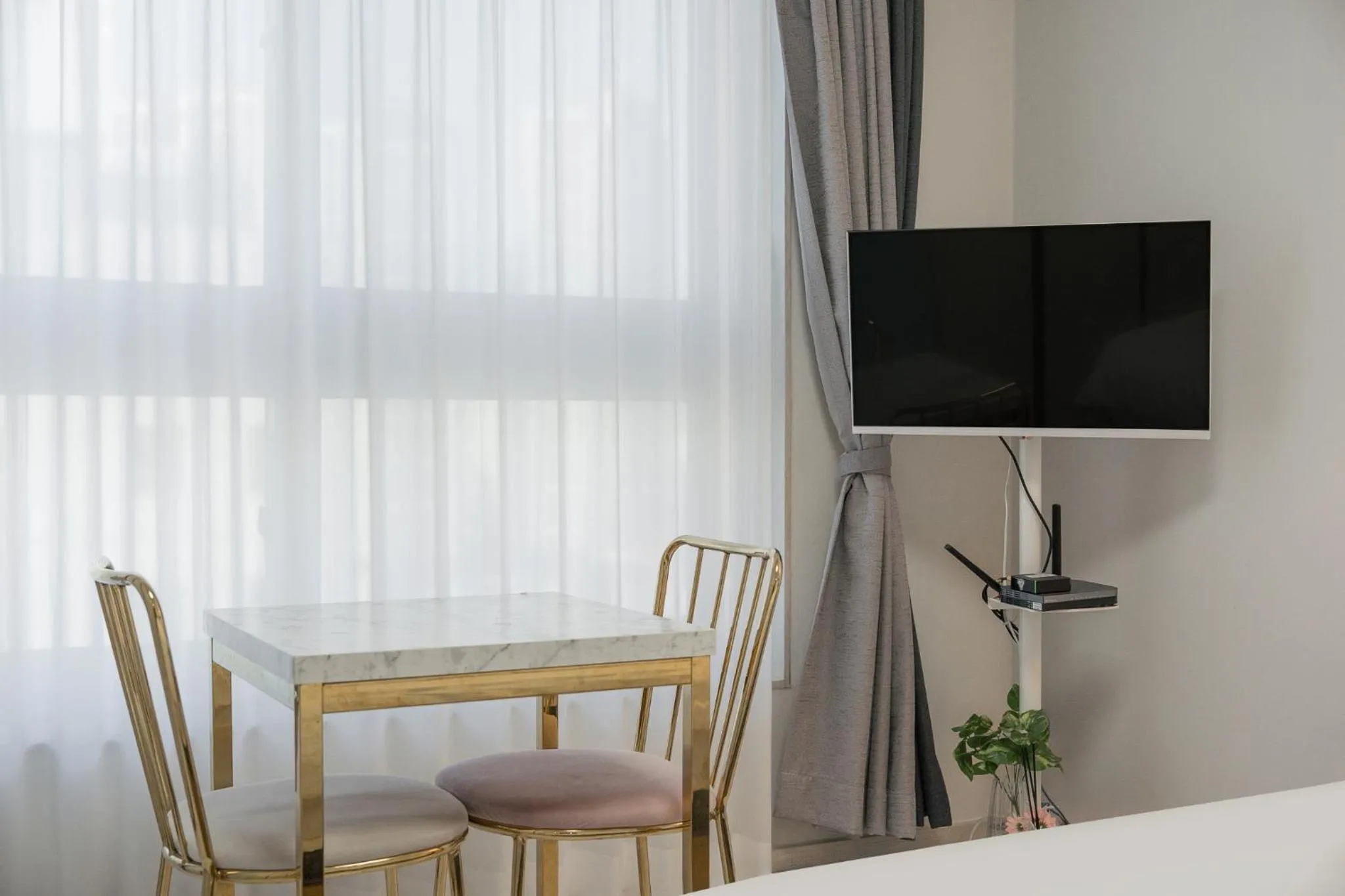 Communal lounge/ TV room in Daegu Starbnb DSR Residence Hotel lily
