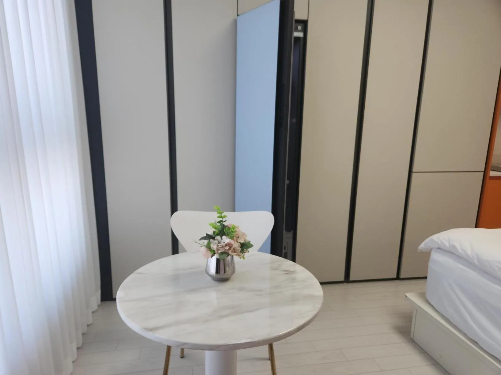 Property building, Bed in Daegu Starbnb DSR Residence Hotel lily