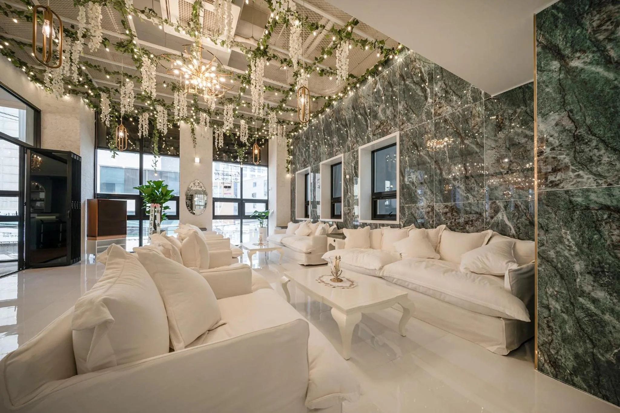 Lounge or bar in Daegu Starbnb DSR Residence Hotel lily