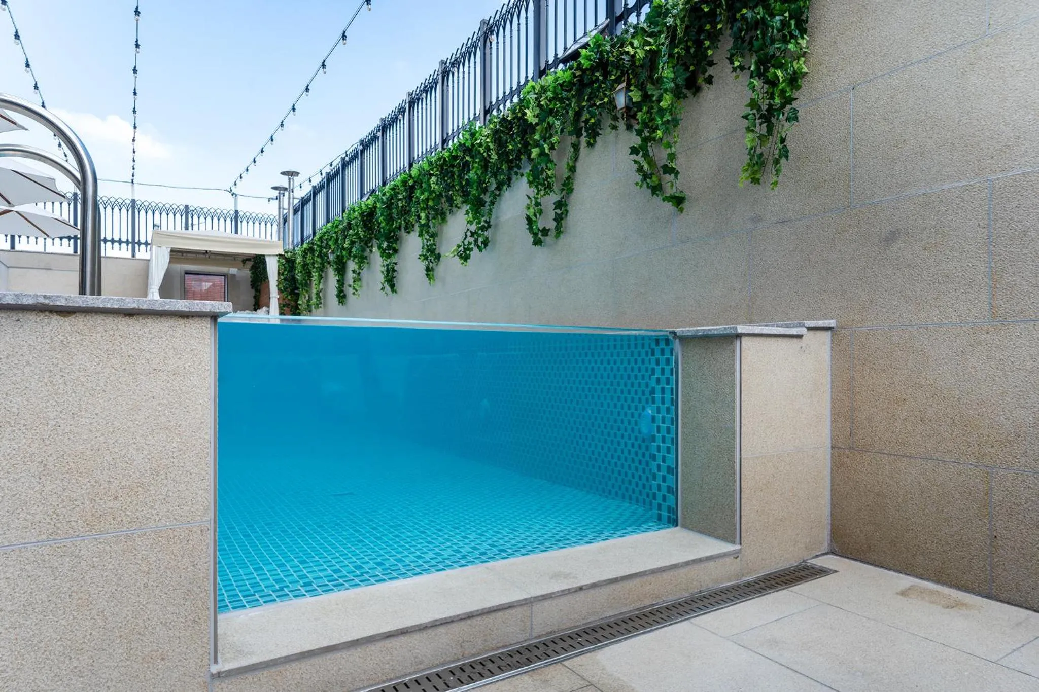 Swimming pool in Daegu Starbnb DSR Residence Hotel lily