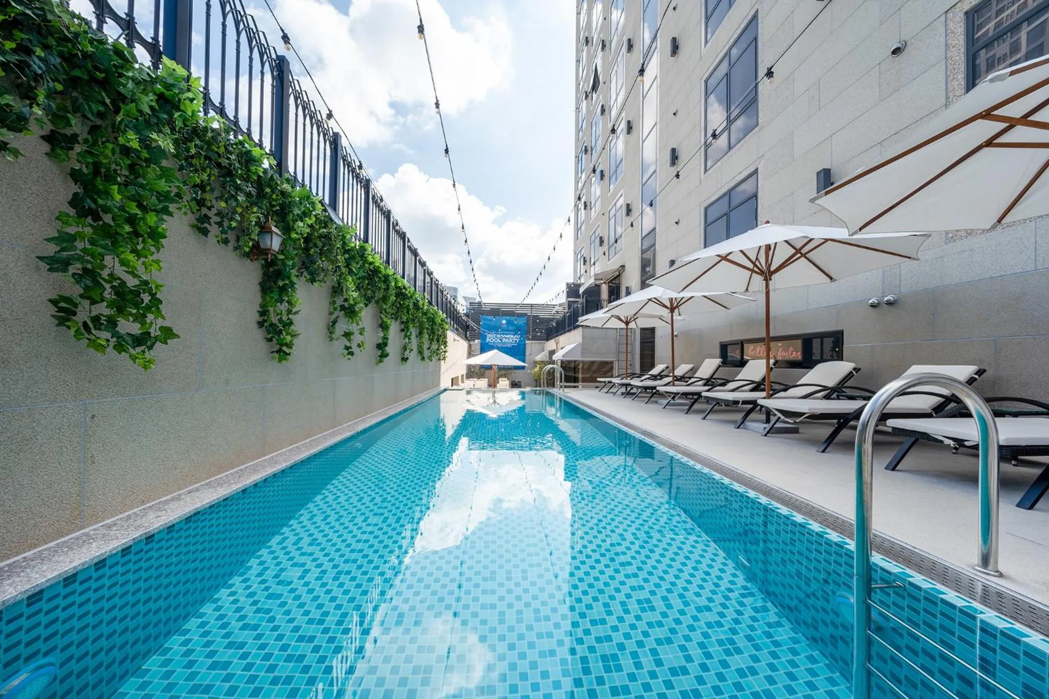 Swimming pool in Daegu Starbnb DSR Residence Hotel lily