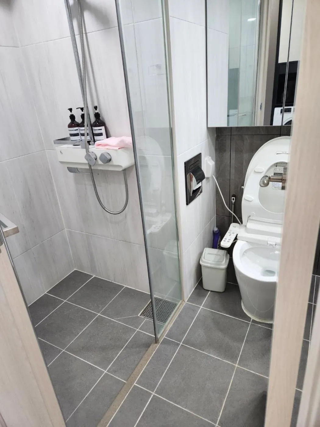 Shower in Daegu Starbnb DSR Residence Hotel lily