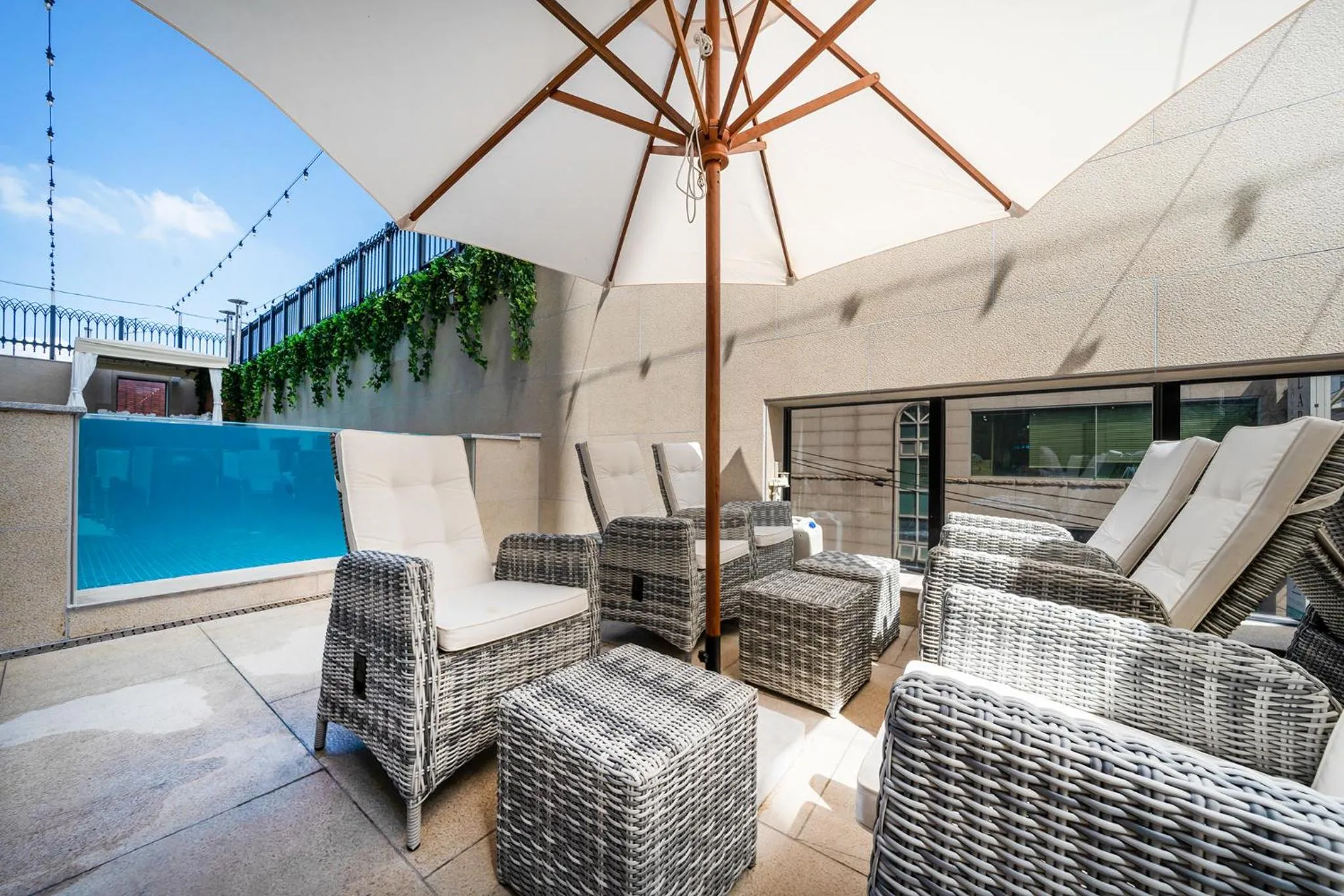 Swimming pool in Daegu Starbnb DSR Residence Hotel lily