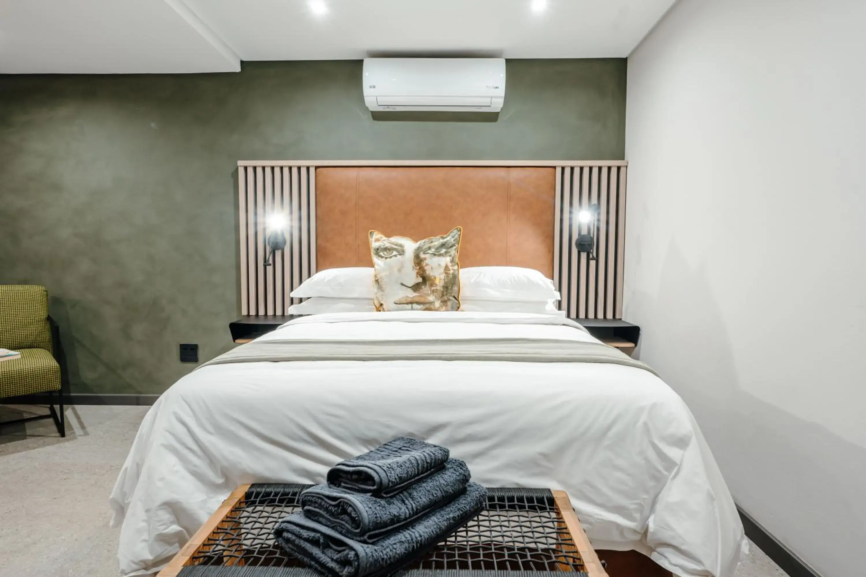 Bedroom, Bed in 80 on Thabo Bedroom, Bed in 80 on Thabo