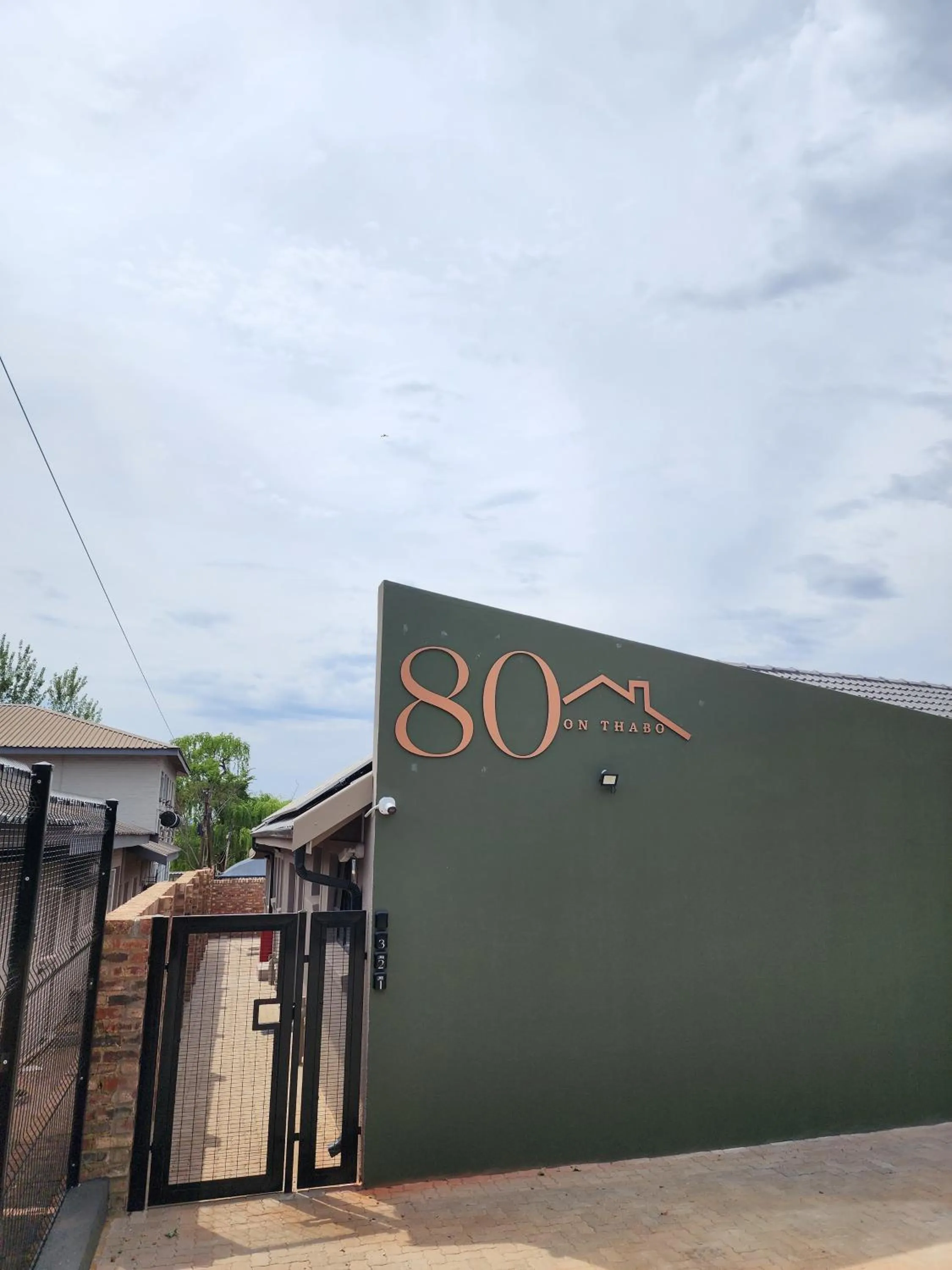Facade/entrance in 80 on Thabo