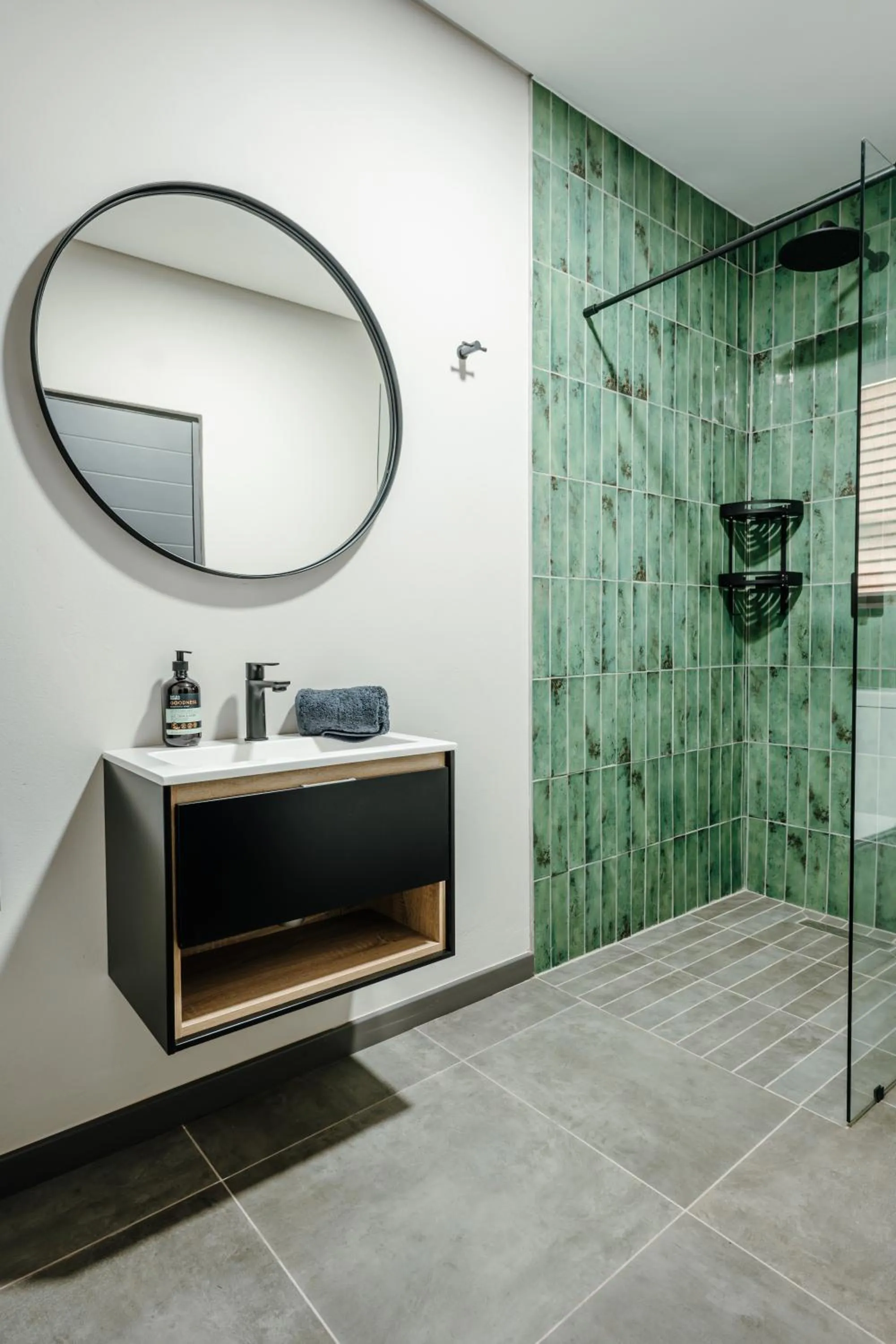 Shower in 80 on Thabo