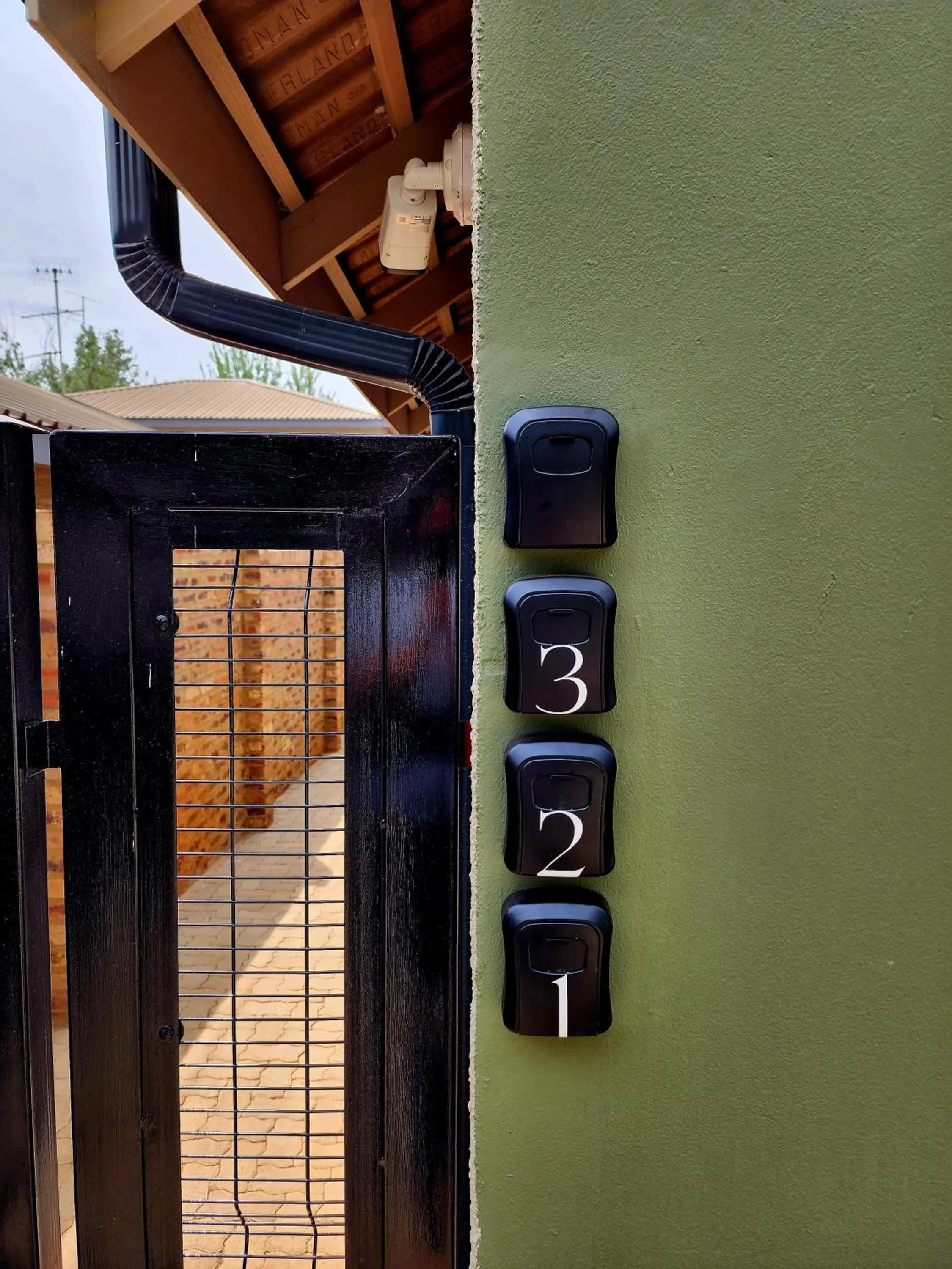 Facade/entrance in 80 on Thabo