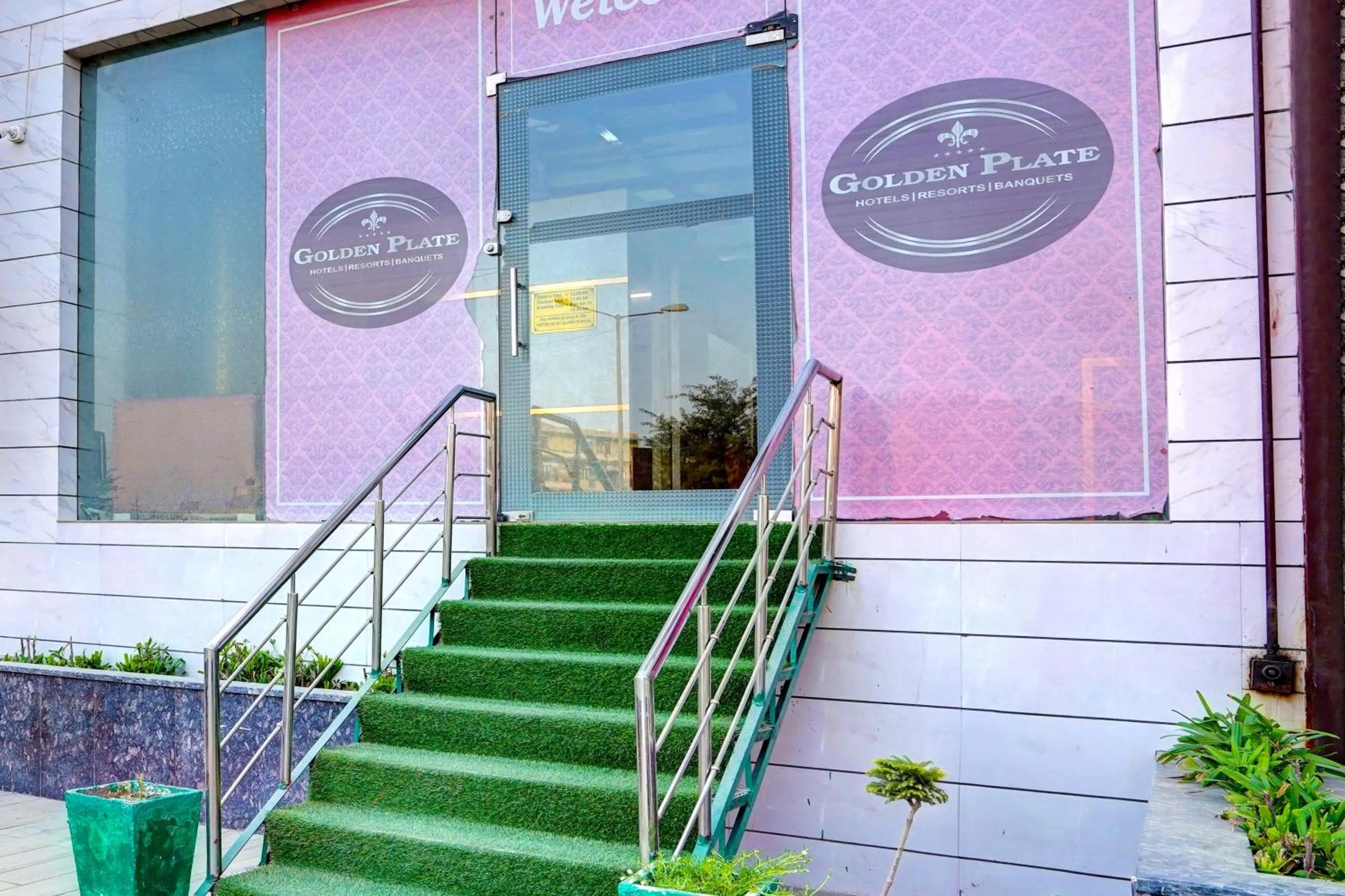 Facade/entrance in Collection O Liv Inn