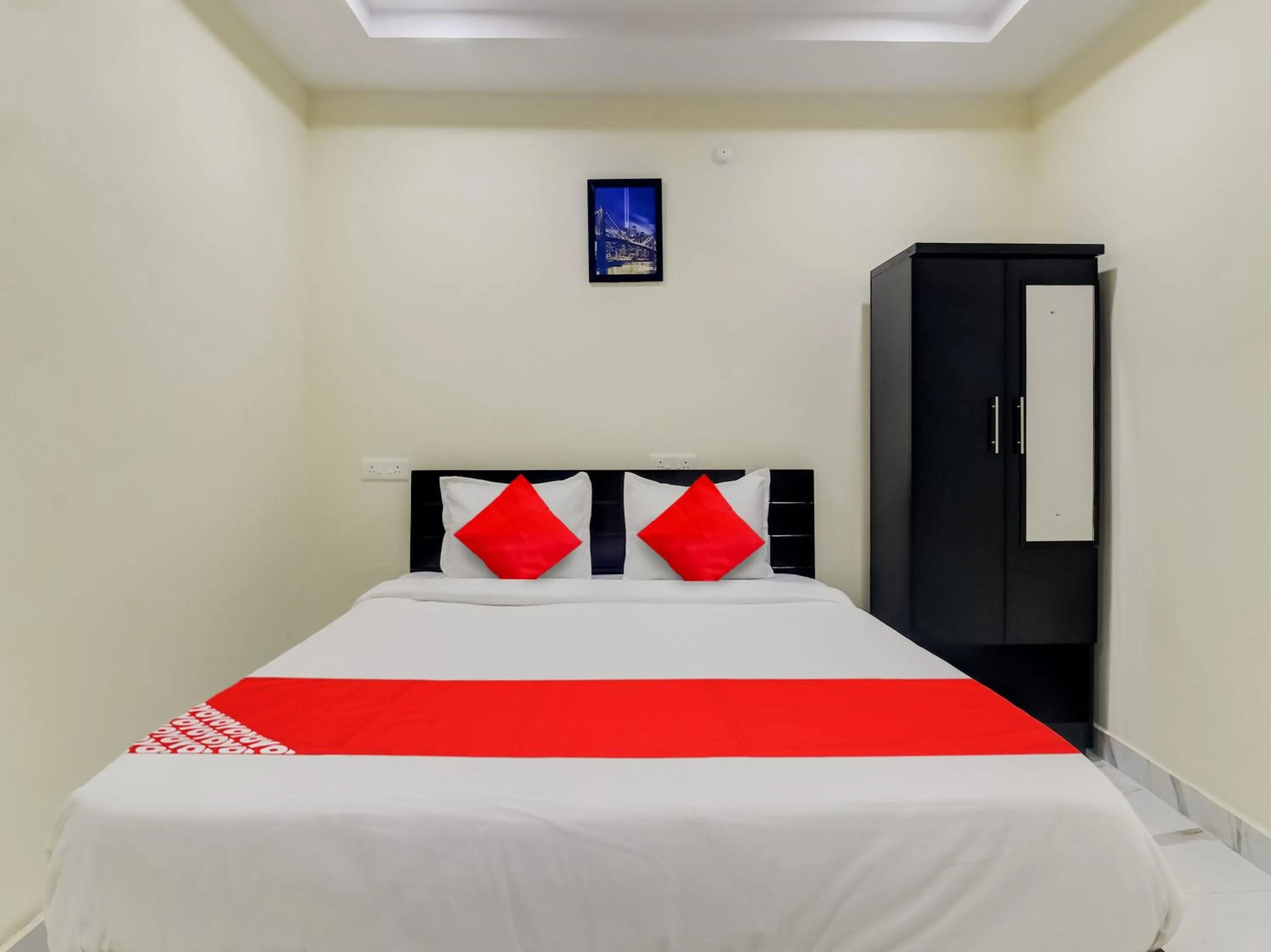 Facade/entrance, Bed in Super Hotel O SRI NIRVANA PRIDE