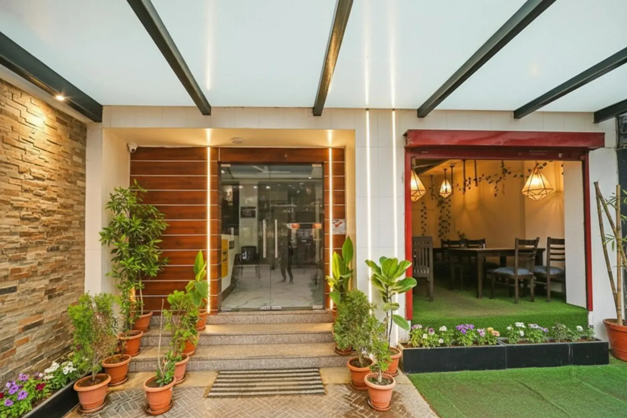 Facade/entrance in Via Prathma Facade/entrance in Via Prathma