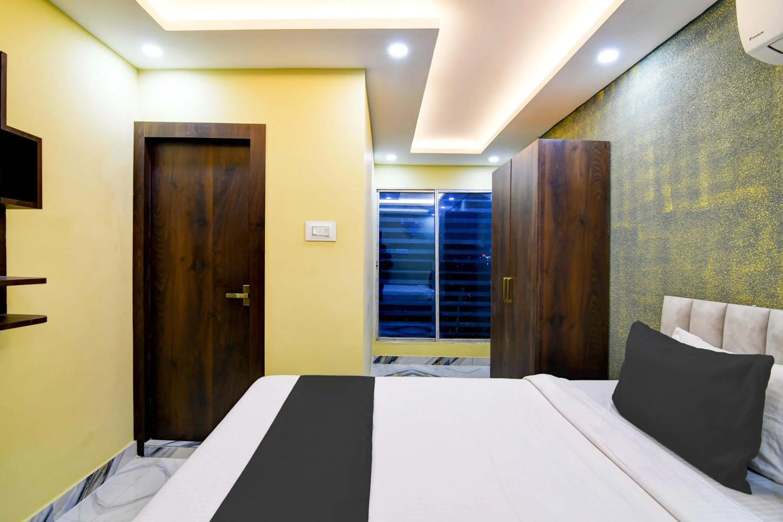 Facade/entrance, Bed in Hotel O The Crown