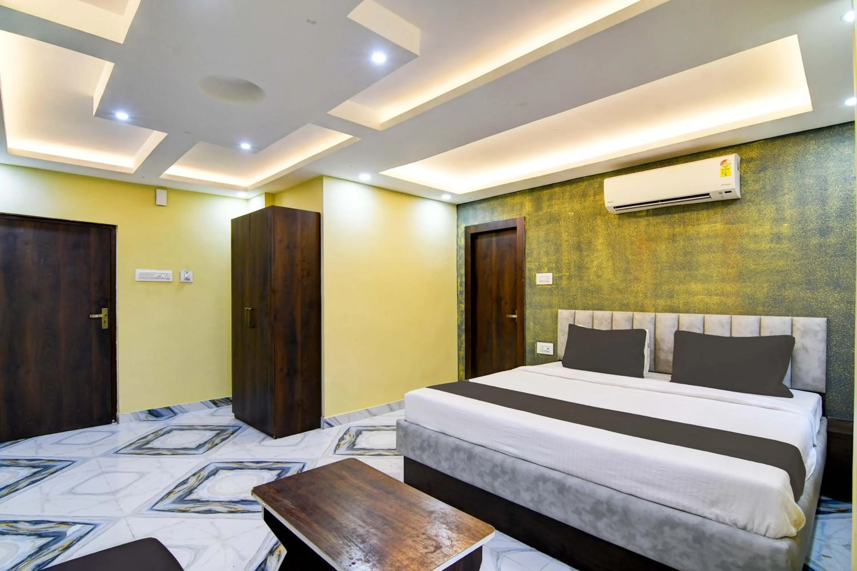 Lobby or reception, Bed in Hotel O The Crown