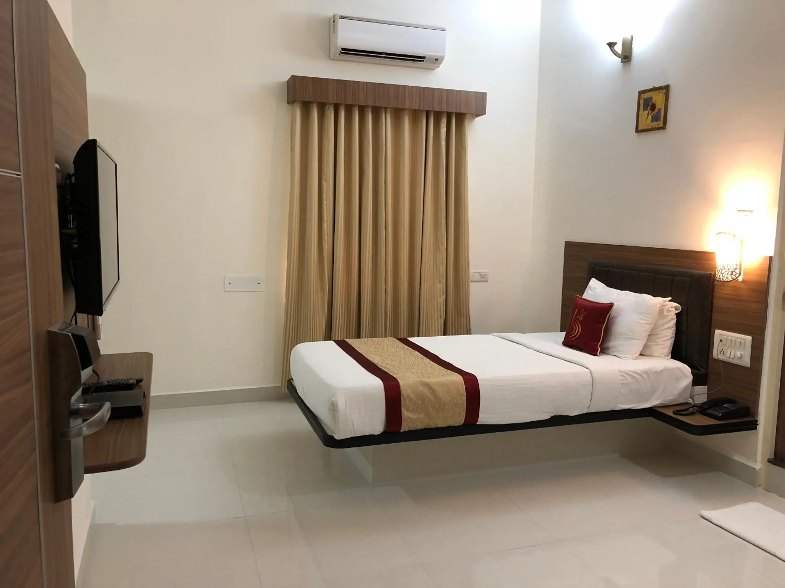 Photo of the whole room in Hotel Grand Bee Bangalore Photo of the whole room in Hotel Grand Bee Bangalore