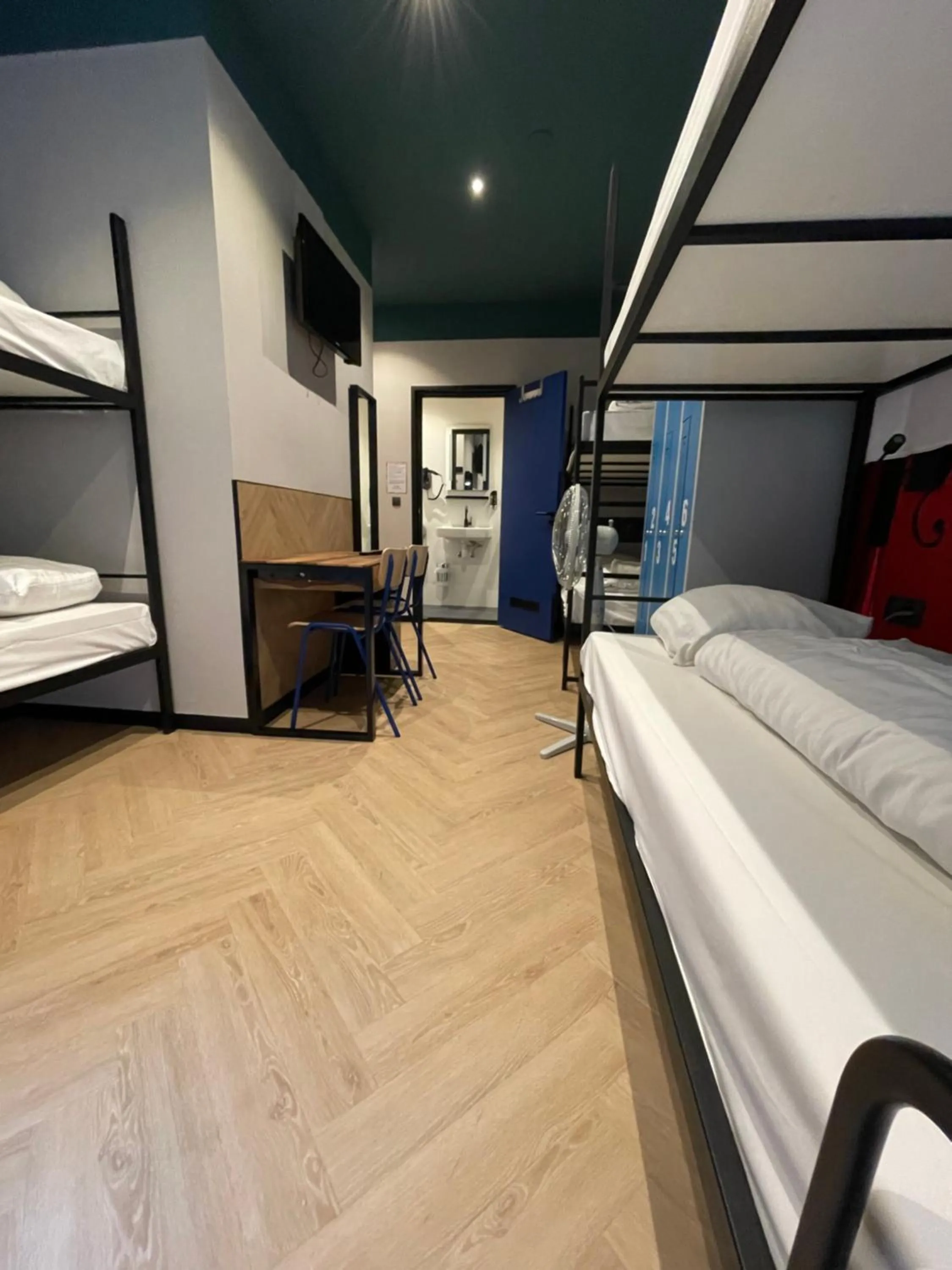 Bedroom, Bed in Heart of Amsterdam Hostel