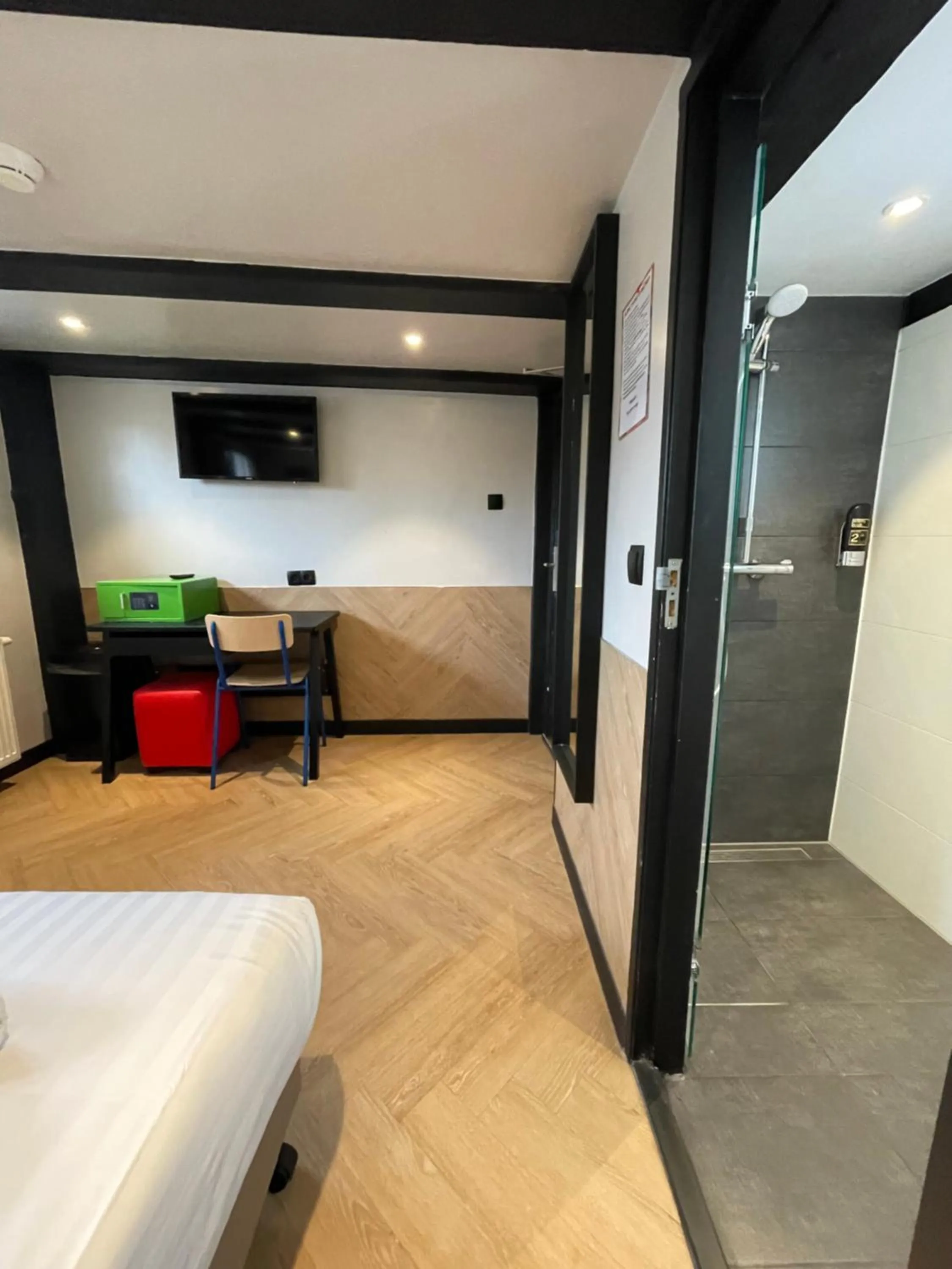 Photo of the whole room, Bed in Heart of Amsterdam Hostel