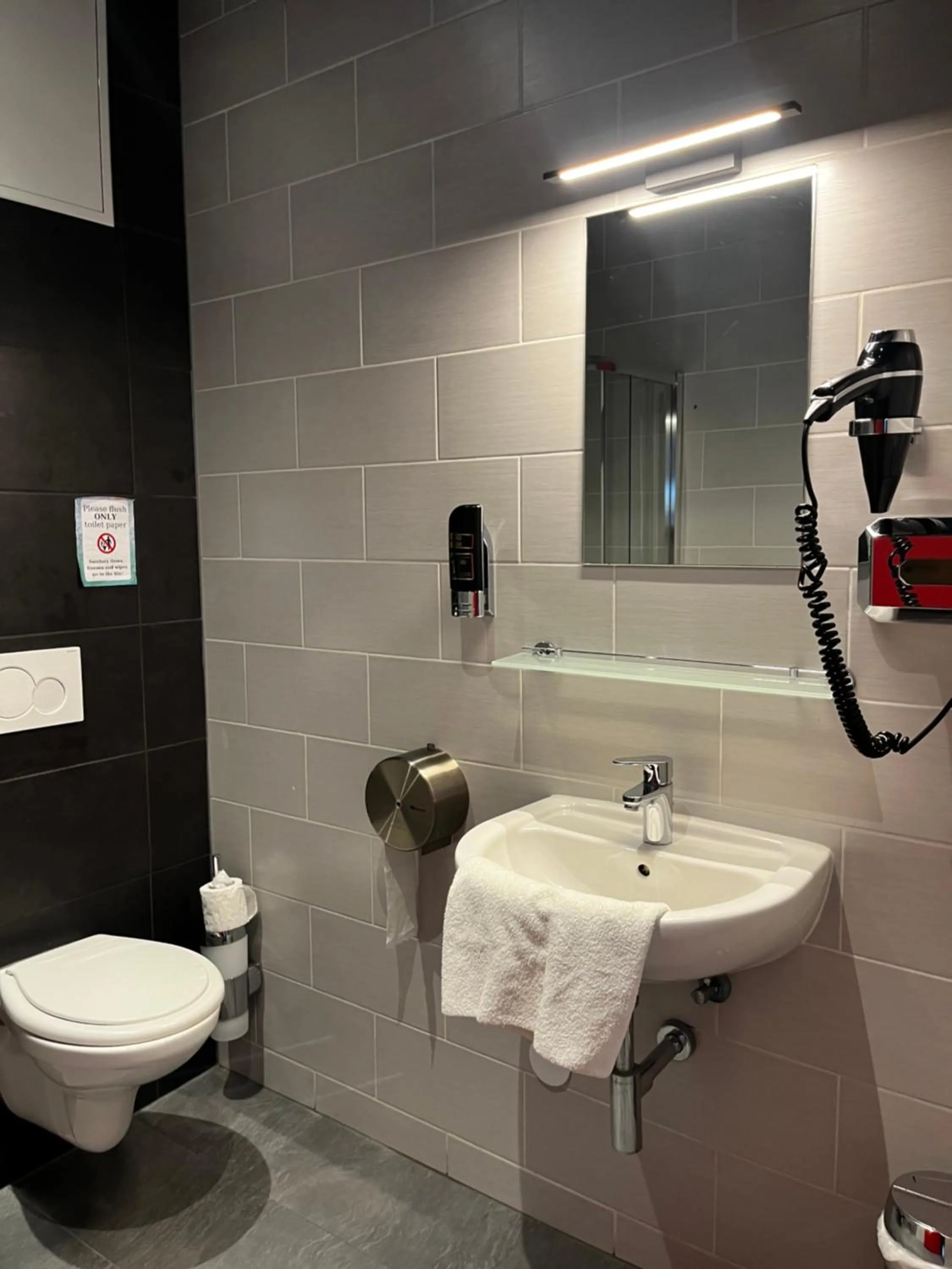 Toilet in Heart of Amsterdam Hostel