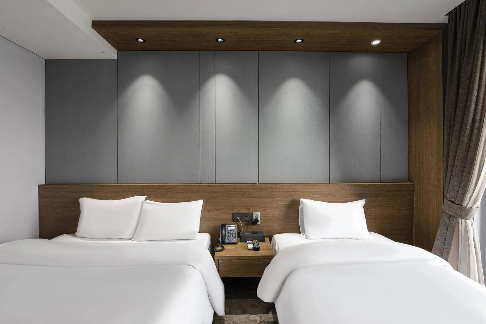 Bed in Western Grace Hotel Incheon