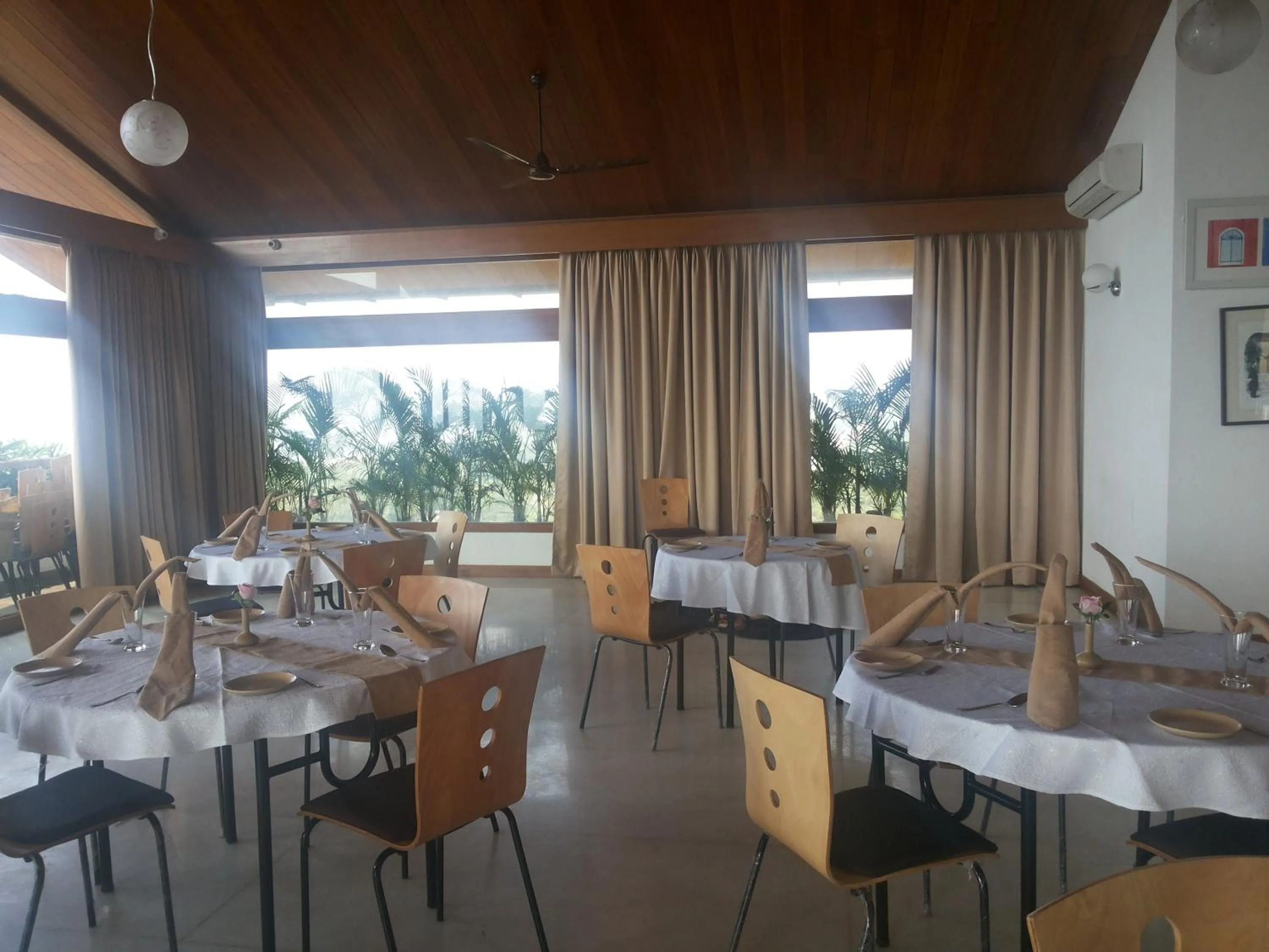Restaurant/places to eat in Varanda Do Mar