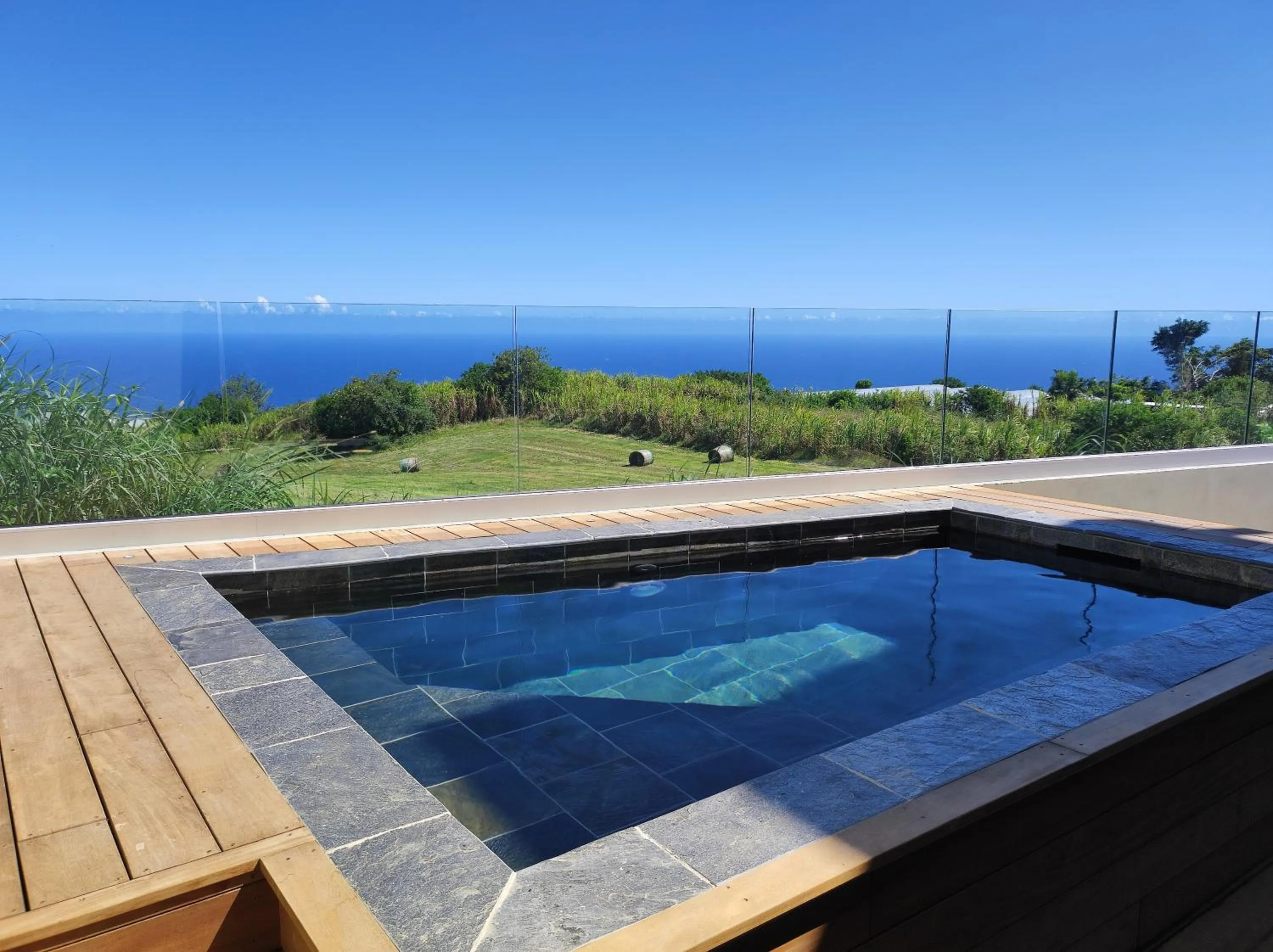 L'ApparT, meublé de tourisme 4 étoiles, piscine chauffée et vue mer imprenable