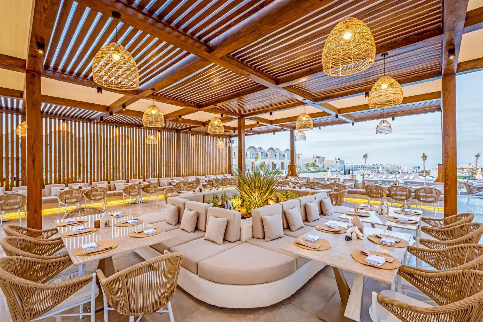 Restaurant/places to eat in Sunrise Anjum Resort Restaurant/places to eat in Sunrise Anjum Resort