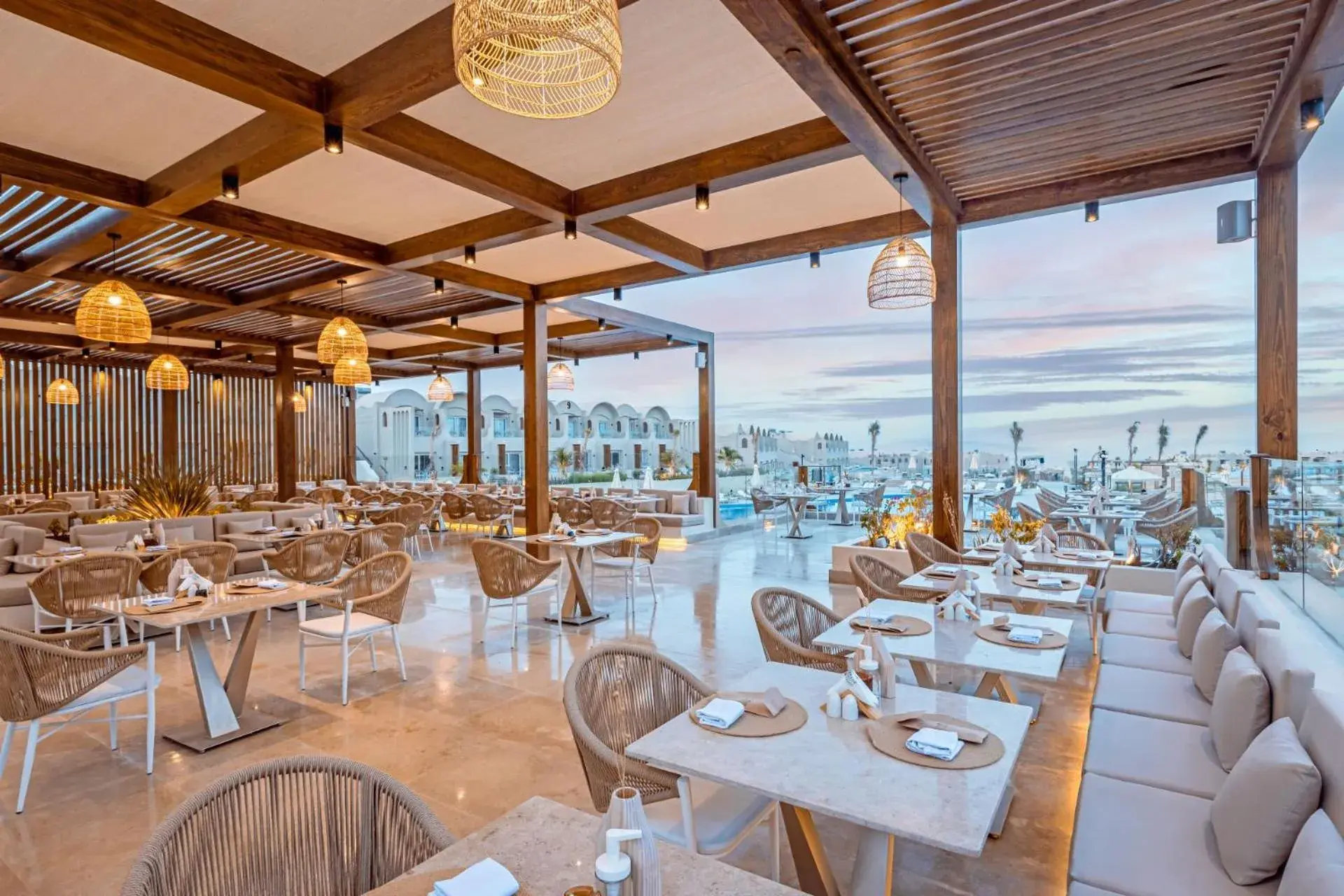 Restaurant/places to eat in Sunrise Anjum Resort Restaurant/places to eat in Sunrise Anjum Resort