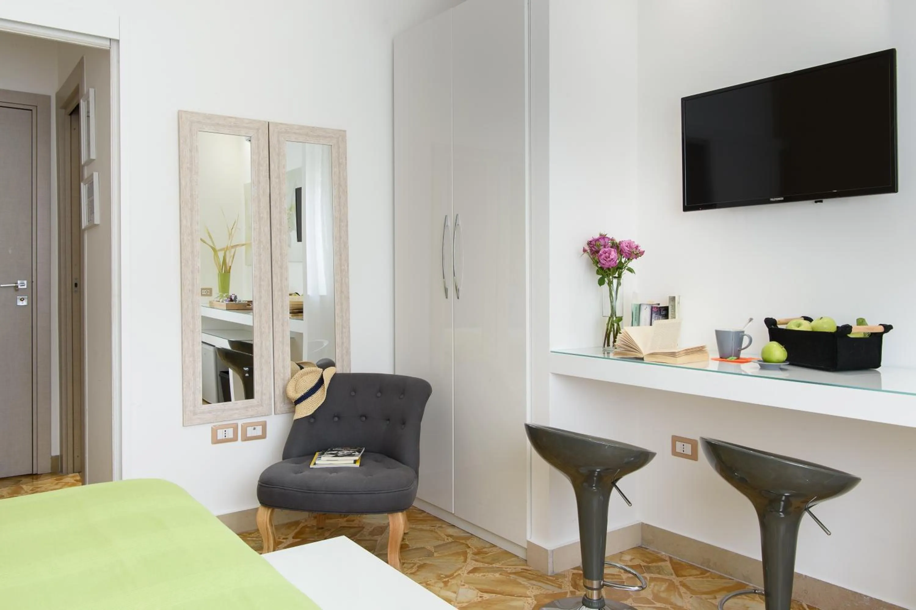 TV and multimedia in La Maison des Tout le Monde