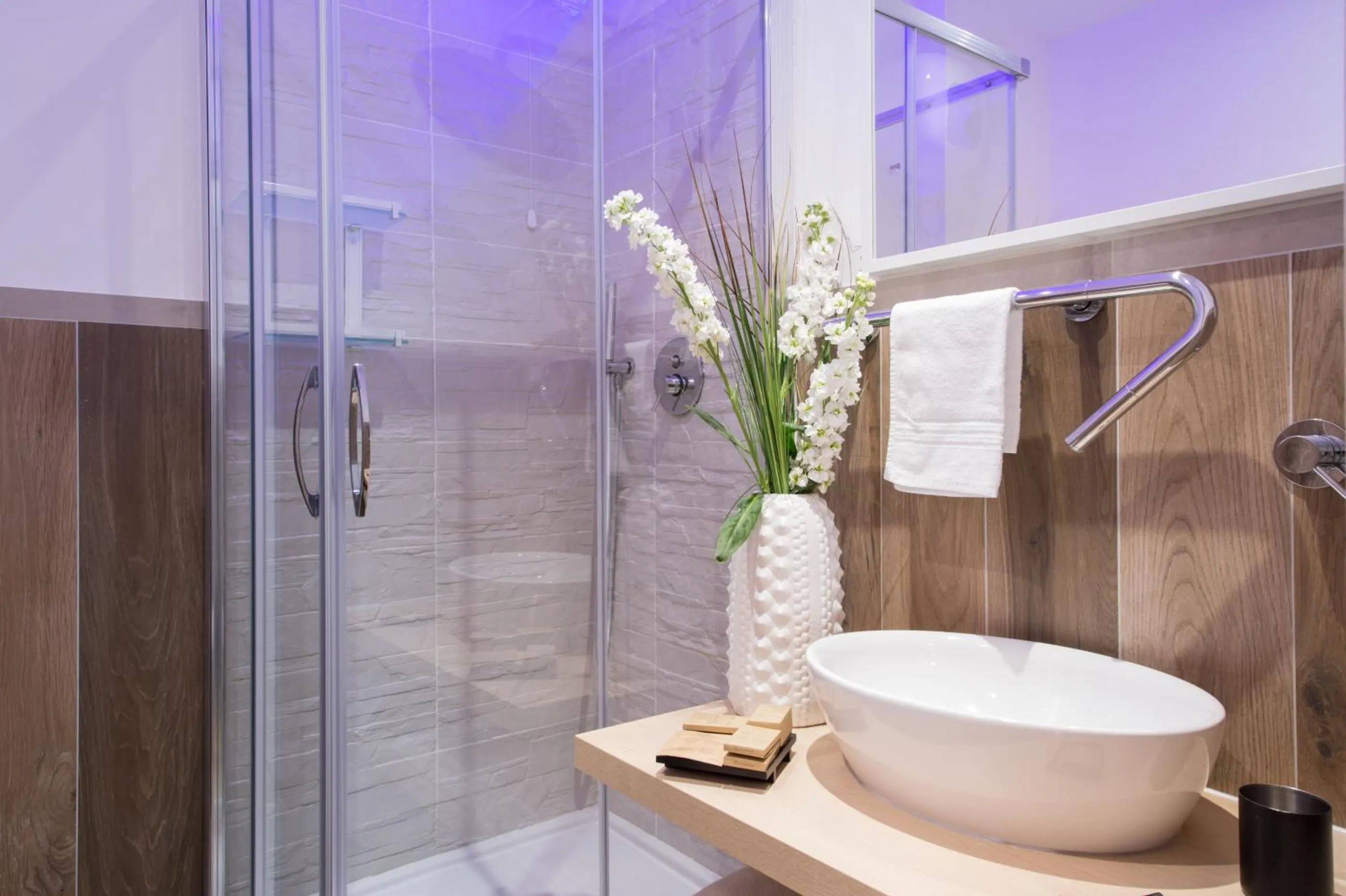 Shower in La Maison des Tout le Monde