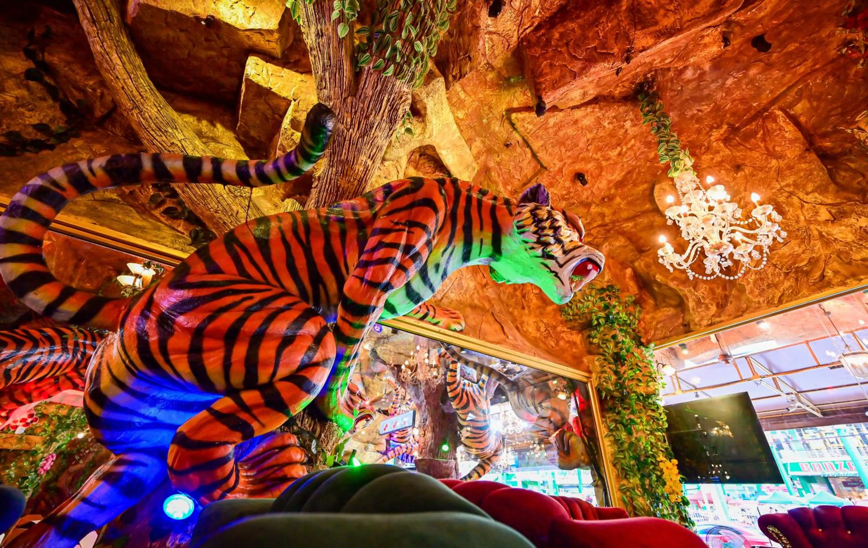 Restaurant/places to eat in Tiger Complex Hotel